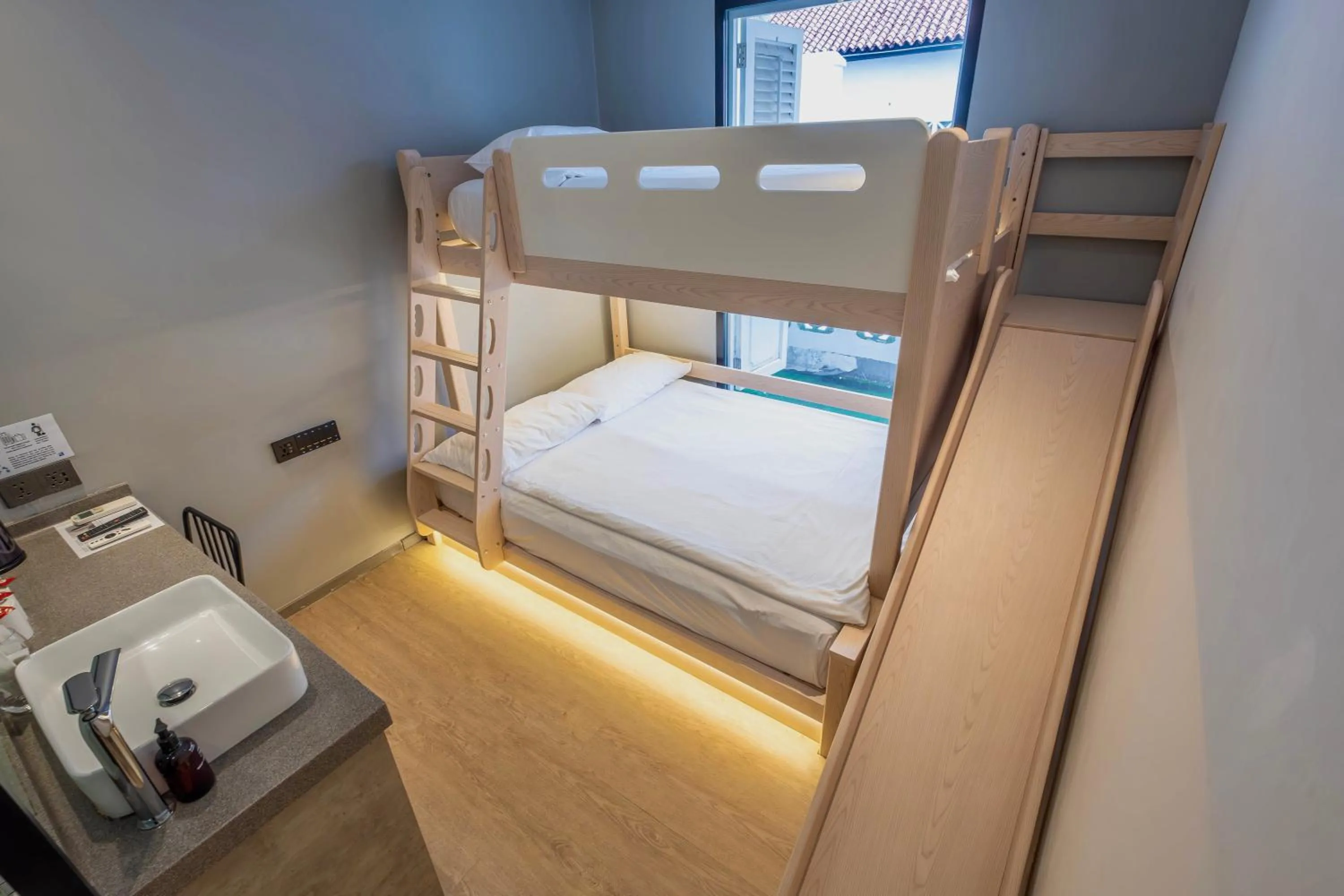 Bed in Rest Chinatown Hotel