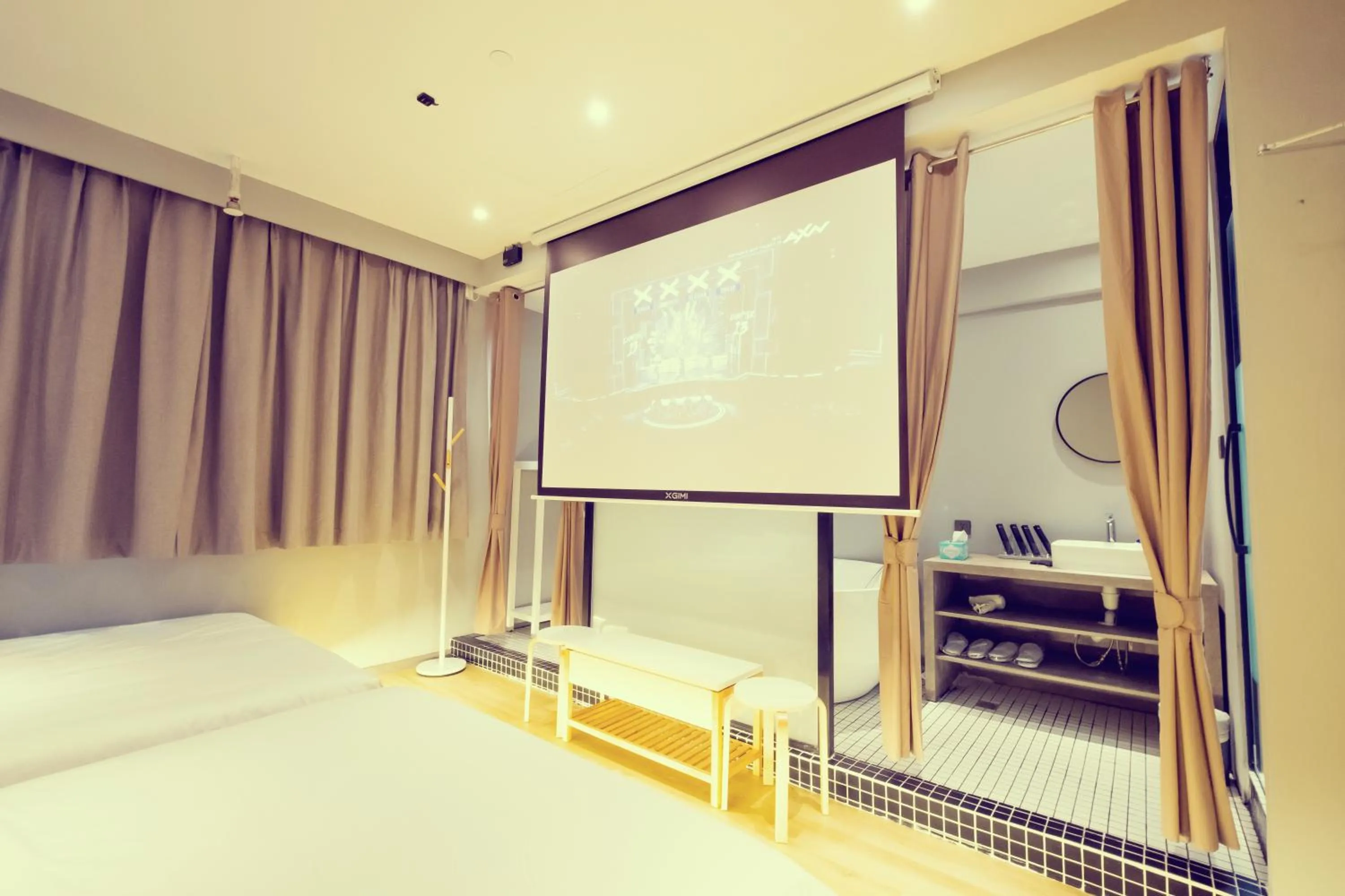 TV and multimedia, Bed in Hotel 1888 Collection