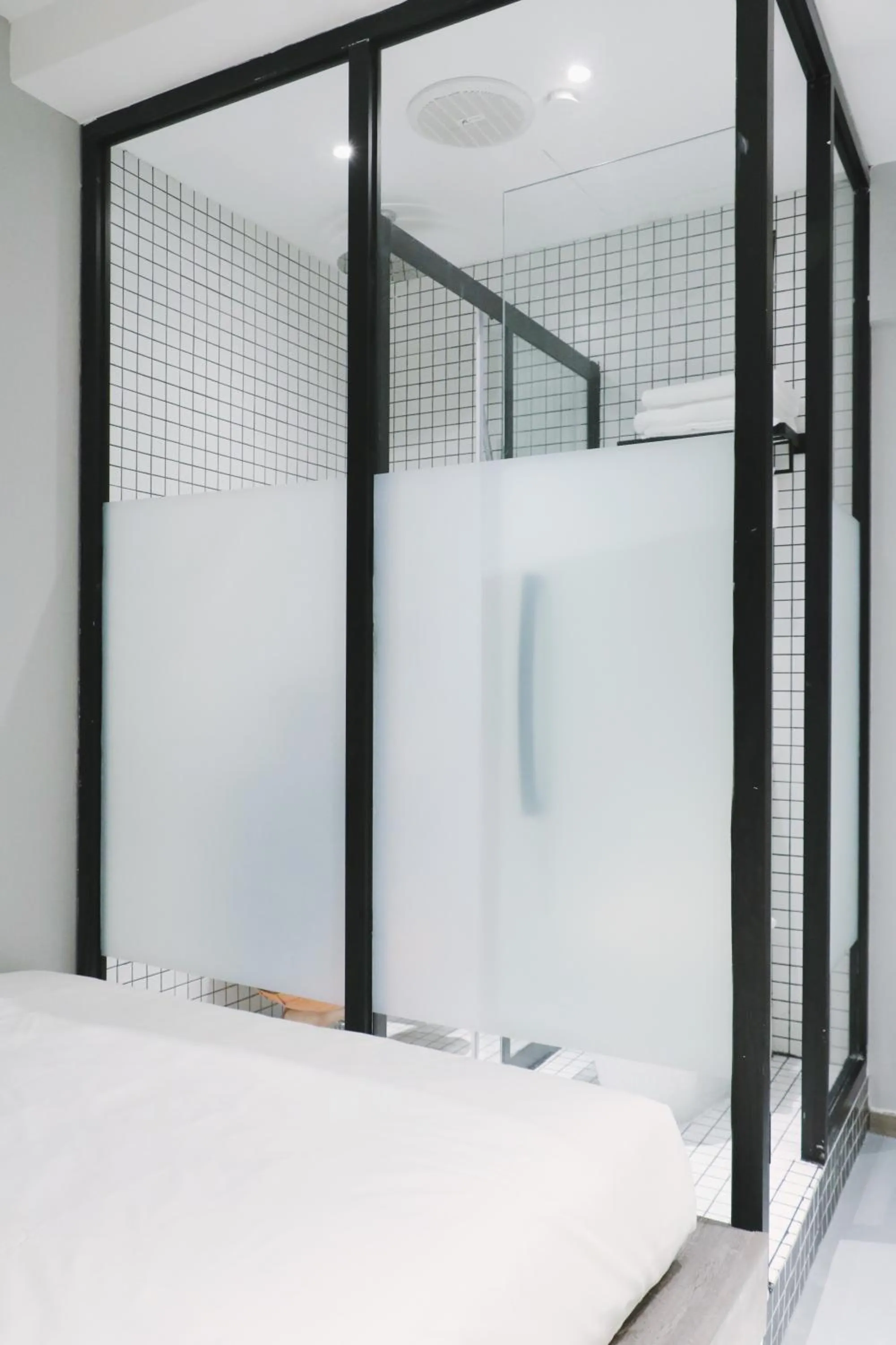 Toilet, Bed in Rest Chinatown Hotel