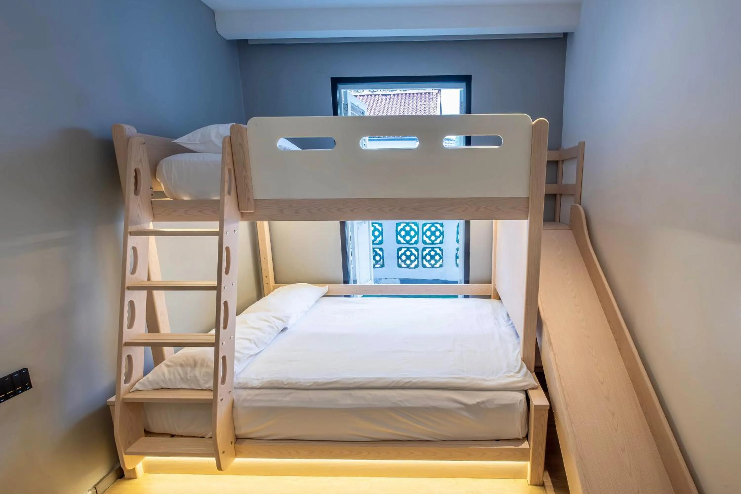 Bed in Rest Chinatown Hotel