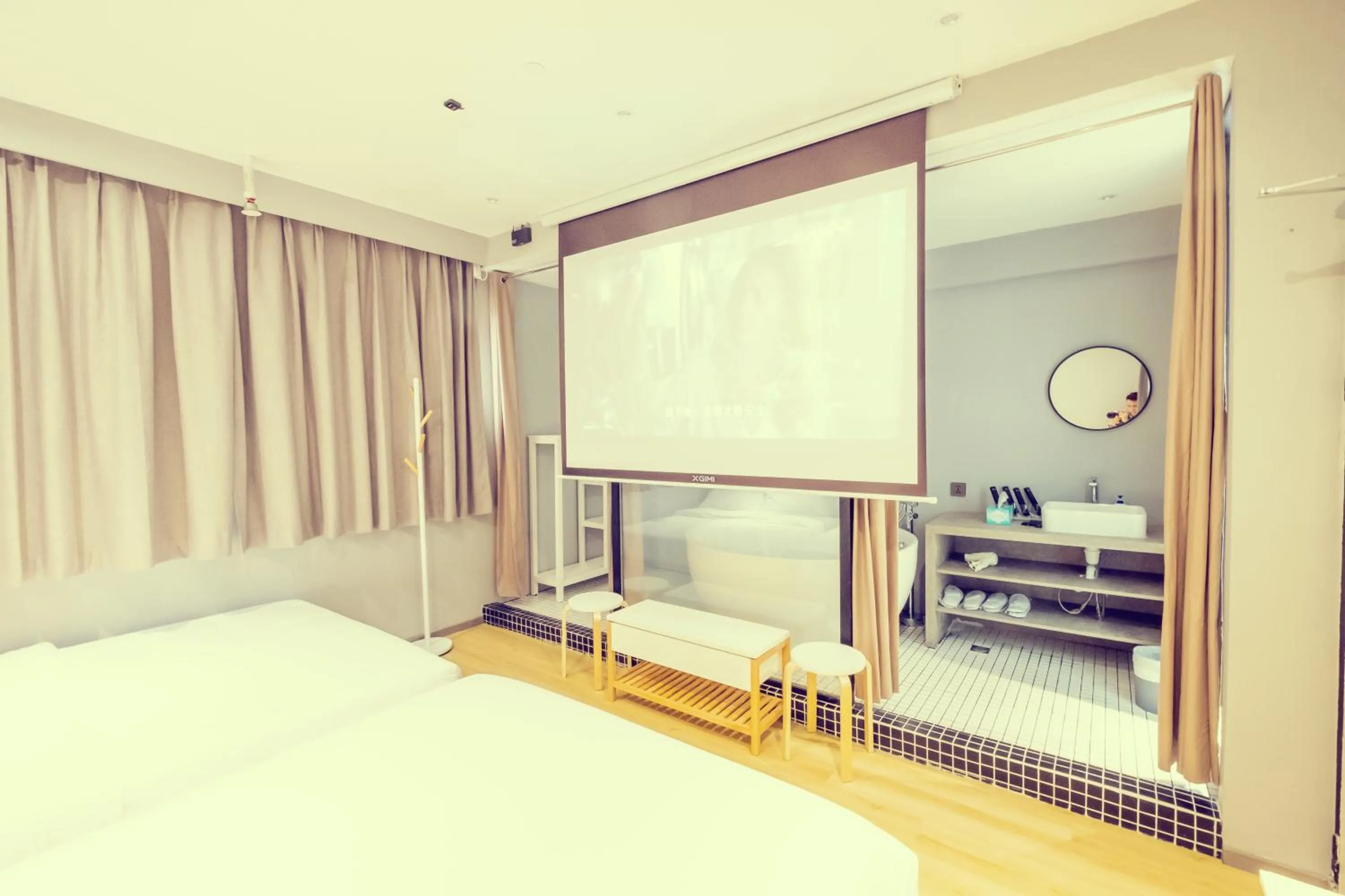 TV and multimedia, Bed in Hotel 1888 Collection