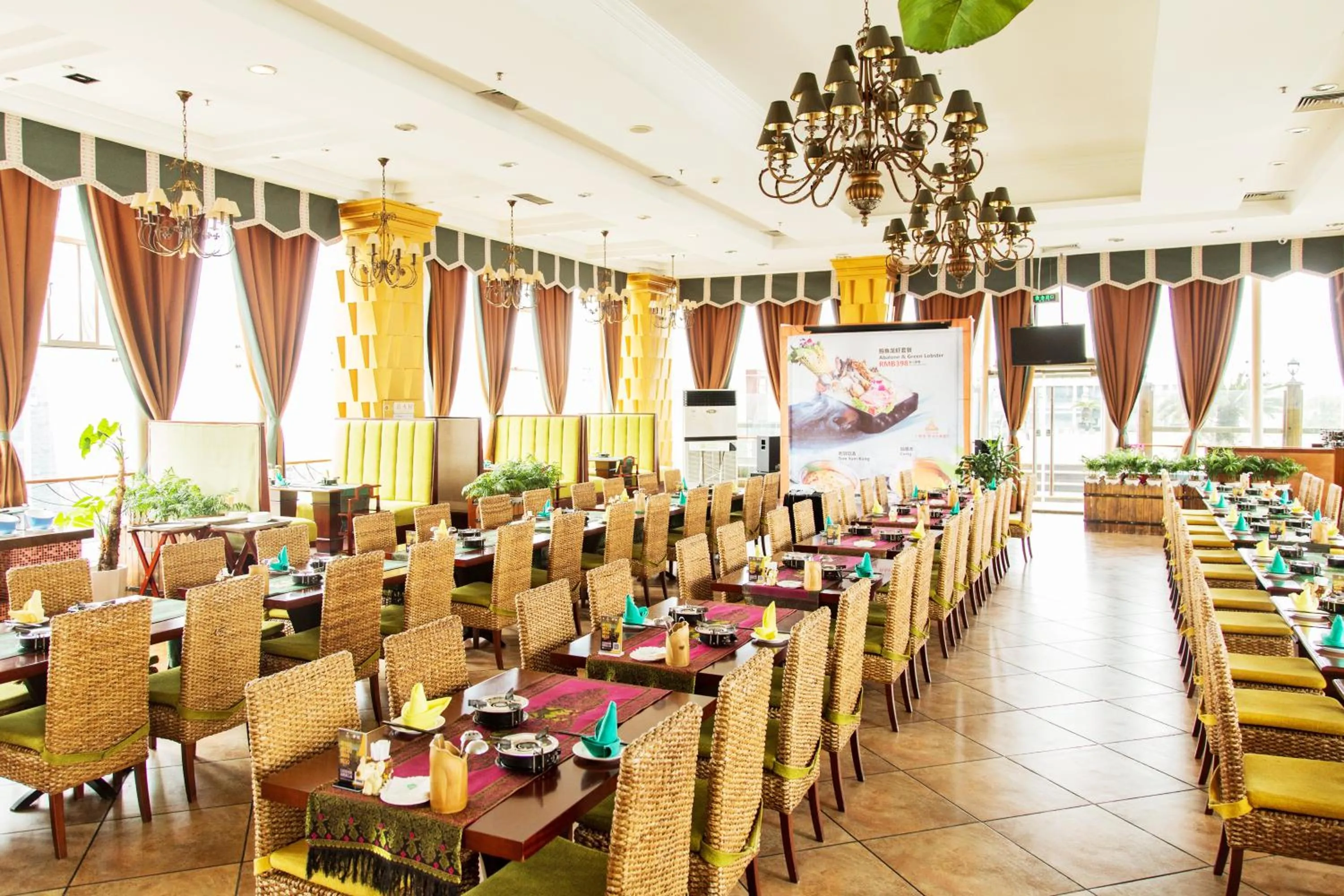 Restaurant/places to eat in Holiday Inn Chengdu Century City West, an IHG Hotel