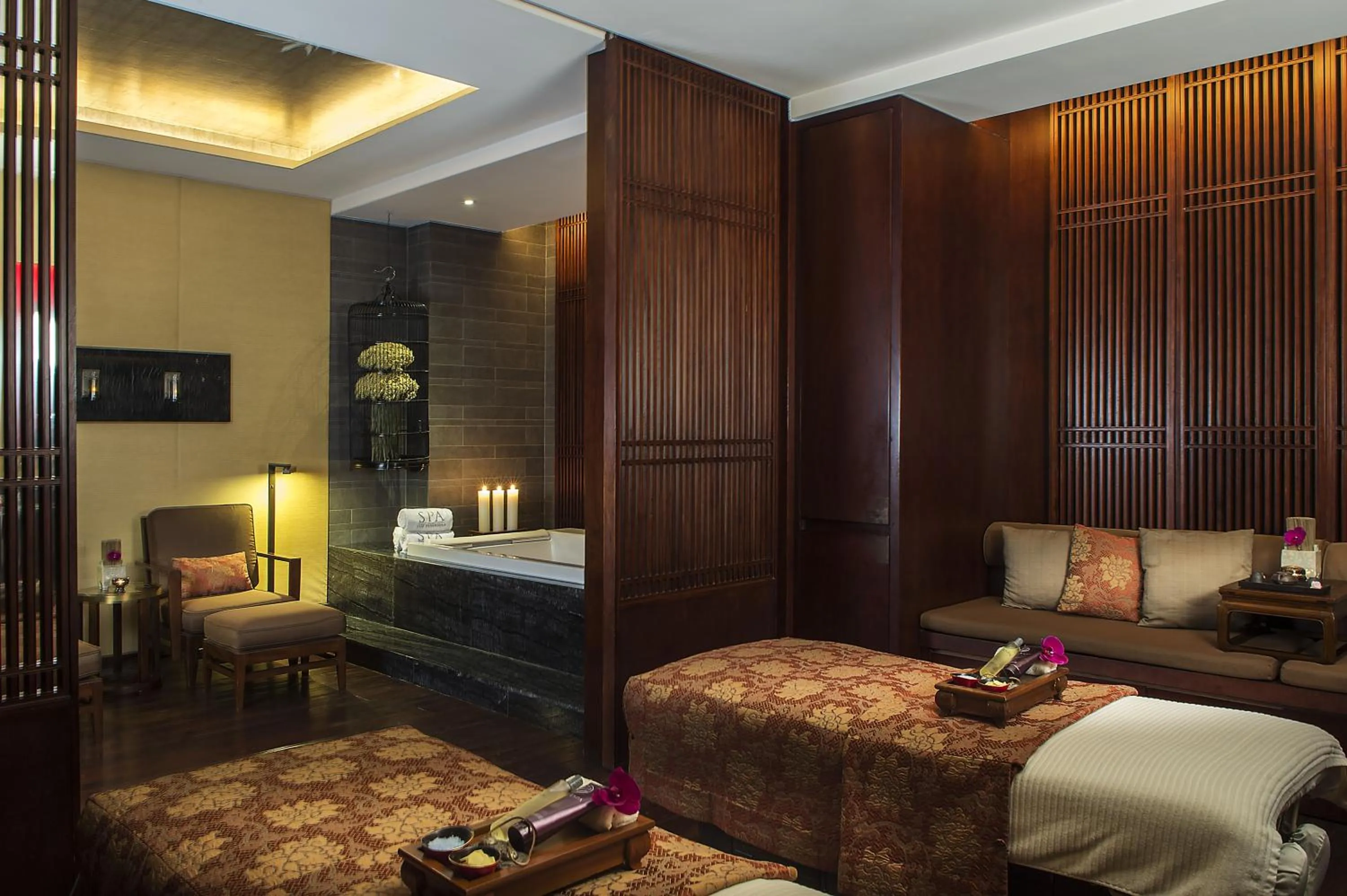 Hot Tub, Bed in The Peninsula Beijing