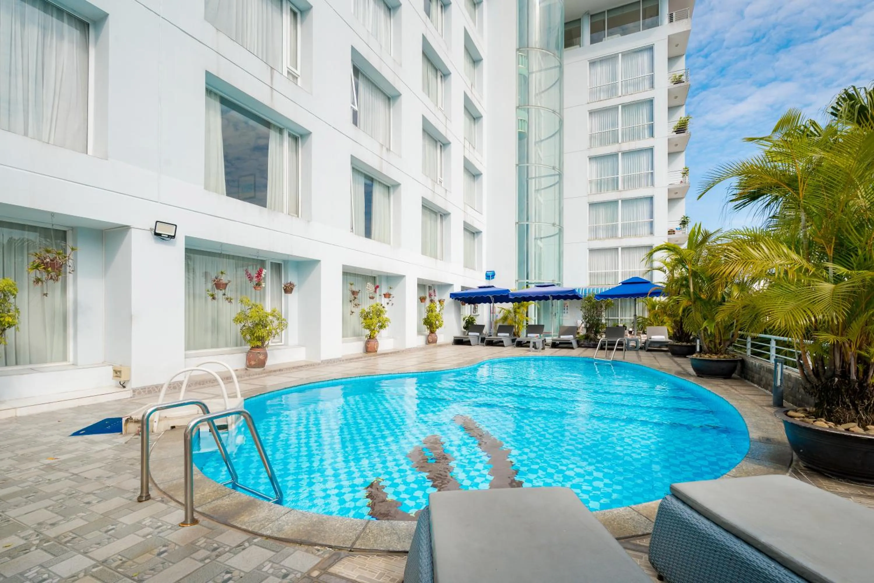 Swimming pool in Mondial Hotel Hue