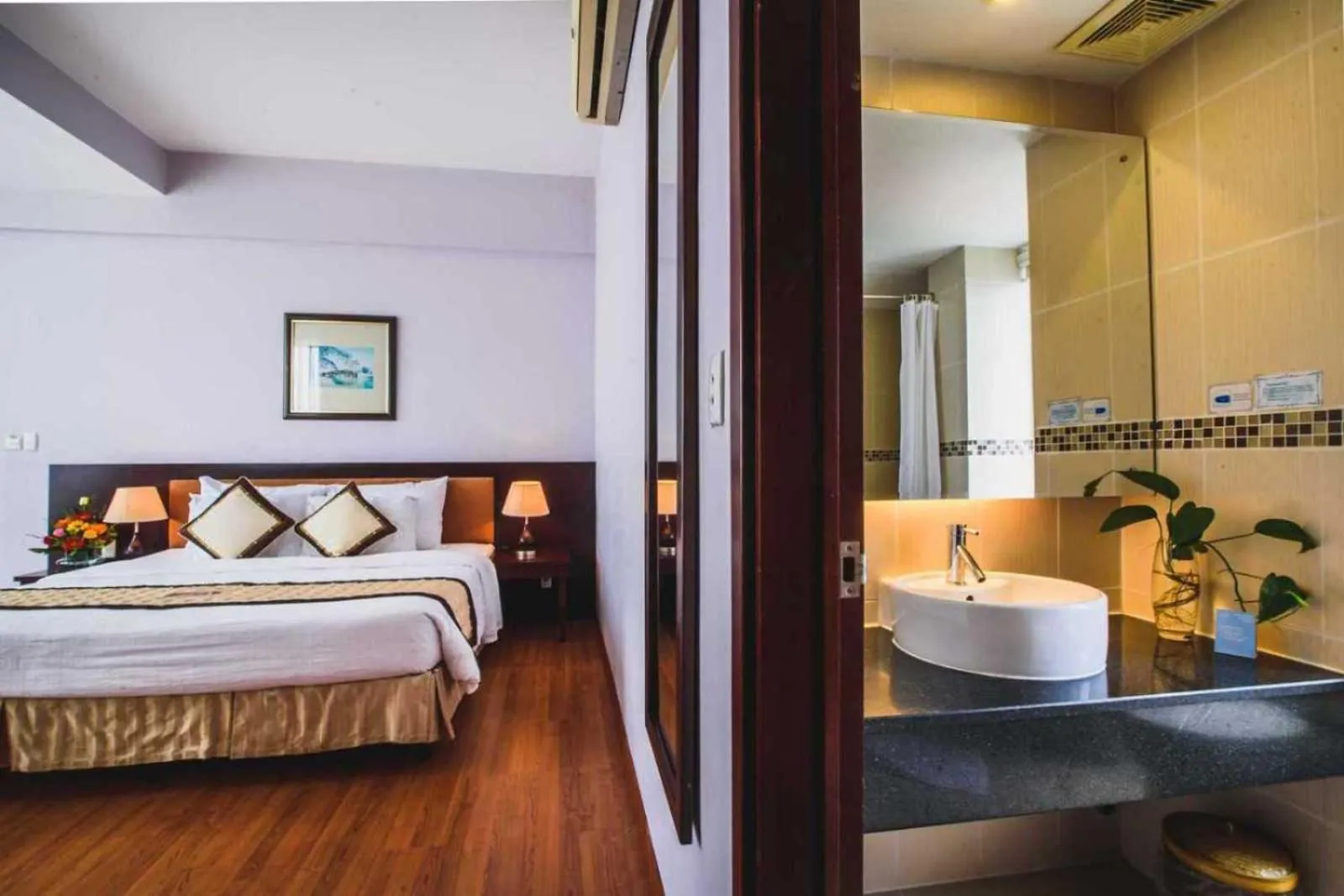Shower, Bed in Mondial Hotel Hue