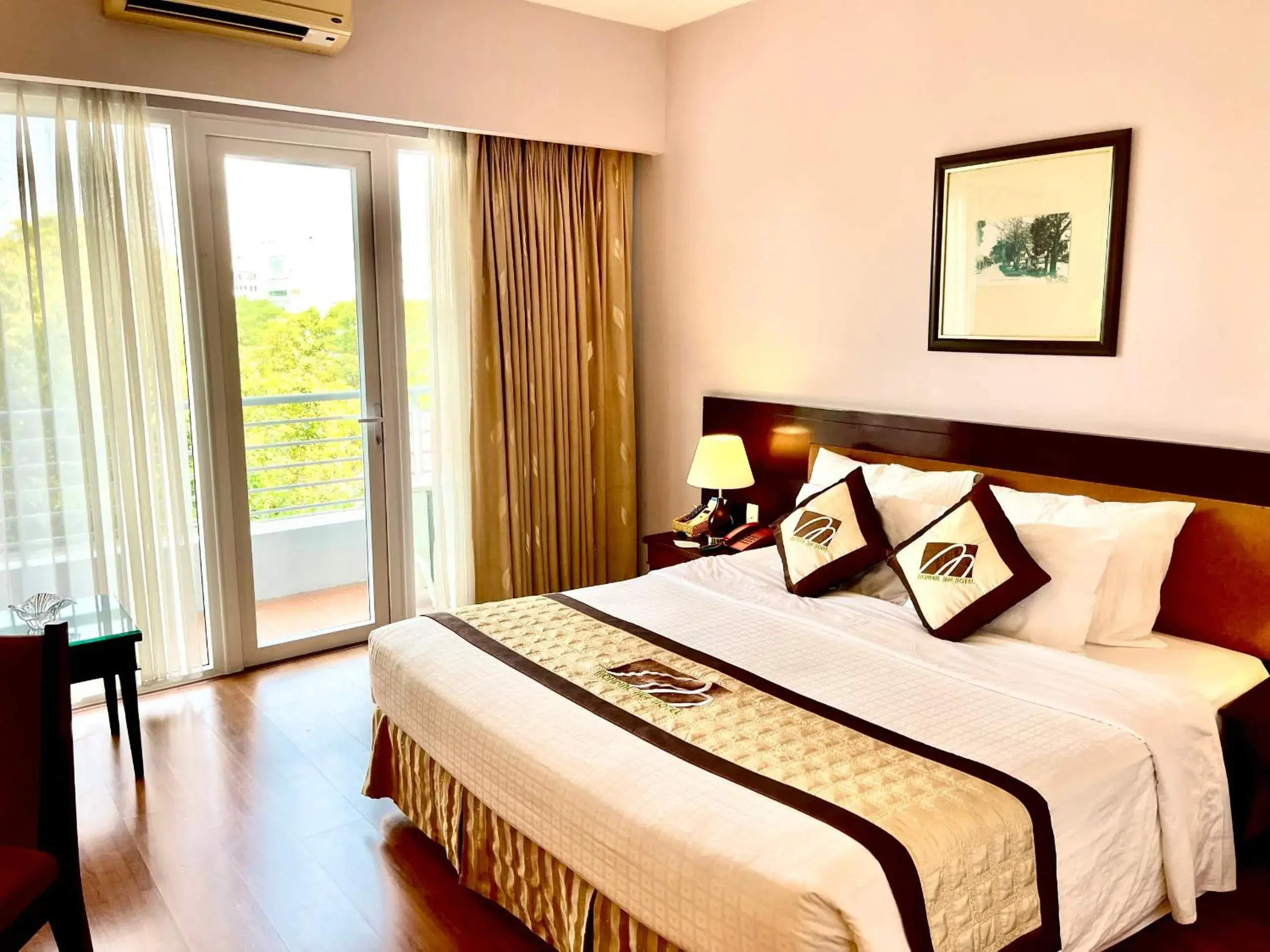 Deluxe Double or Twin Room with City View in Mondial Hotel Hue Deluxe Double or Twin Room with City View in Mondial Hotel Hue