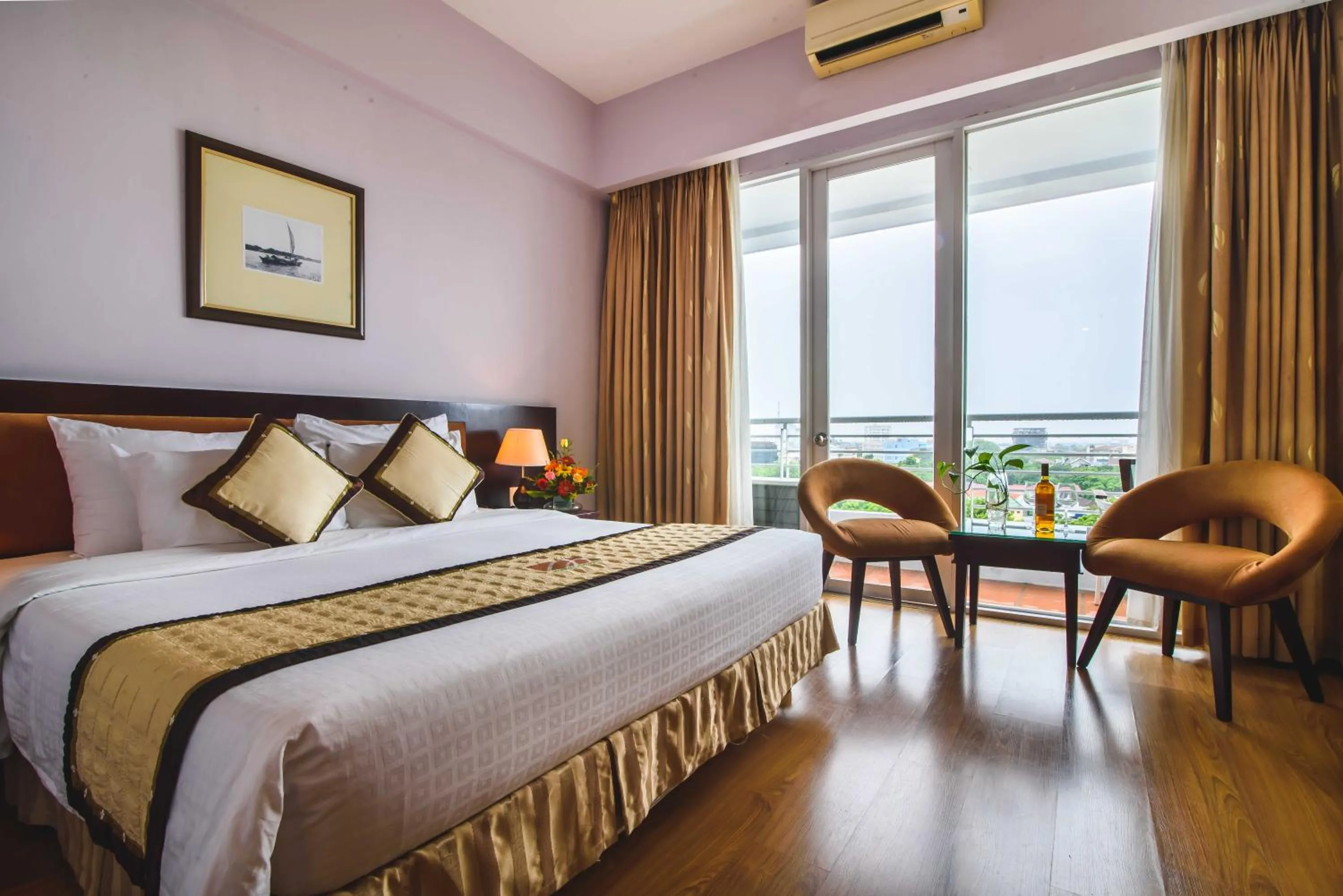 Balcony/Terrace, Bed in Mondial Hotel Hue