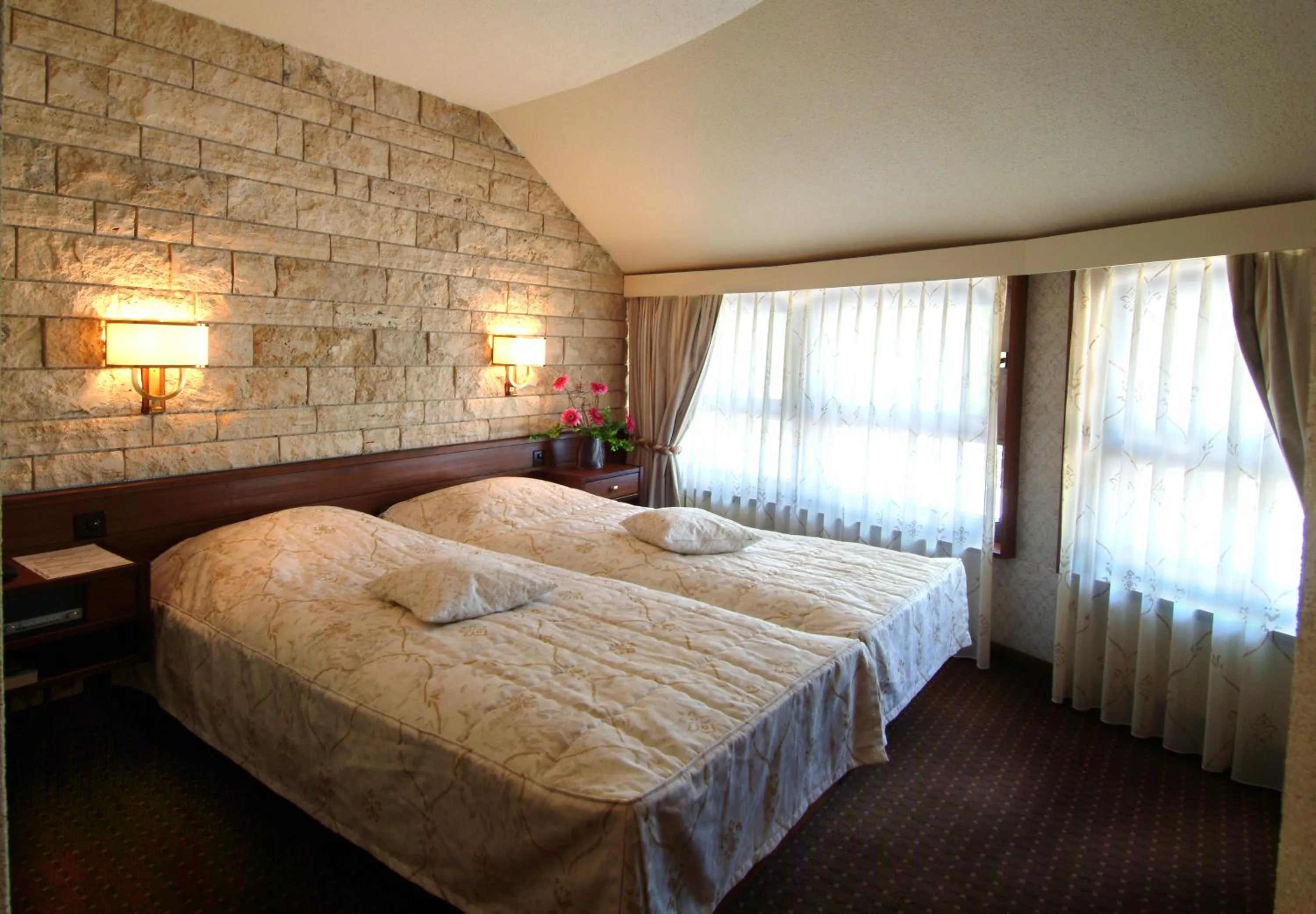 Bed in Hotel Restaurant La Porte d'Octodure