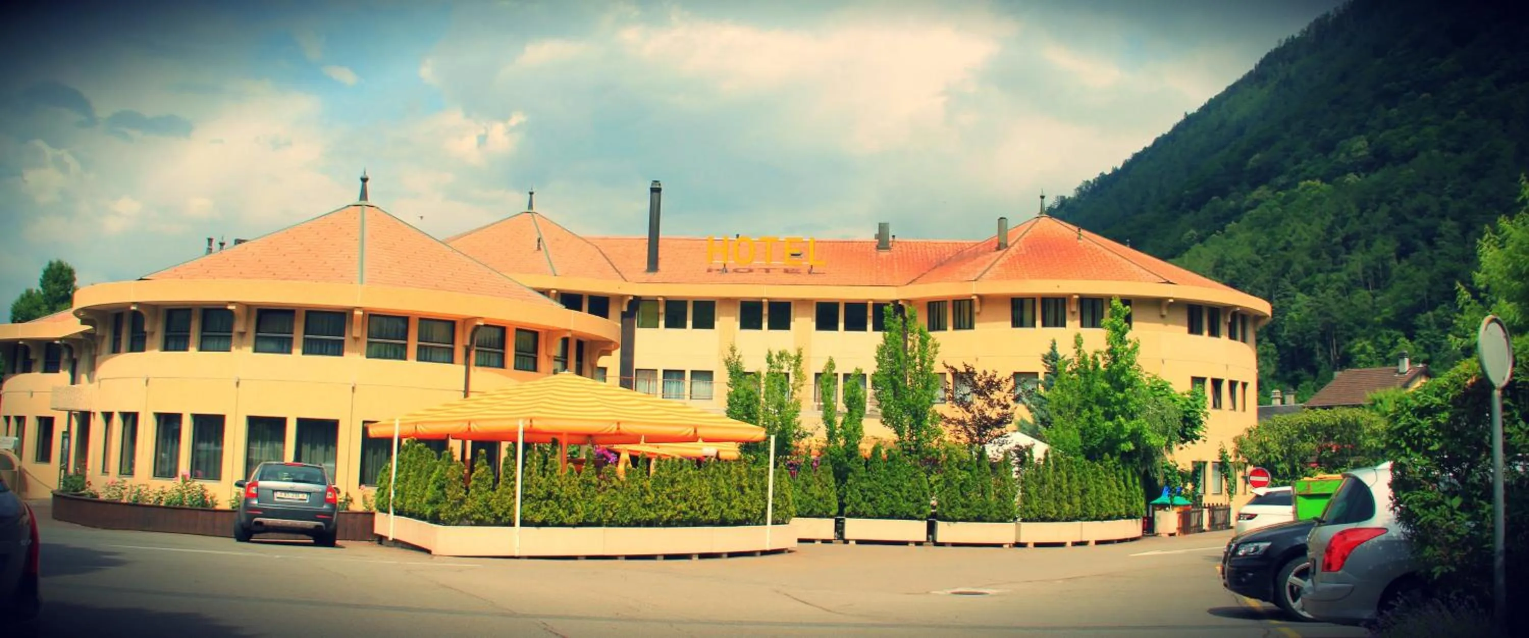 Property building in Hotel Restaurant La Porte d'Octodure