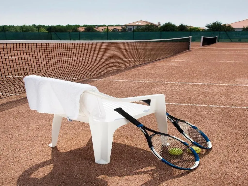 Tennis court in Bodrogi Kúria Wellness Hotel