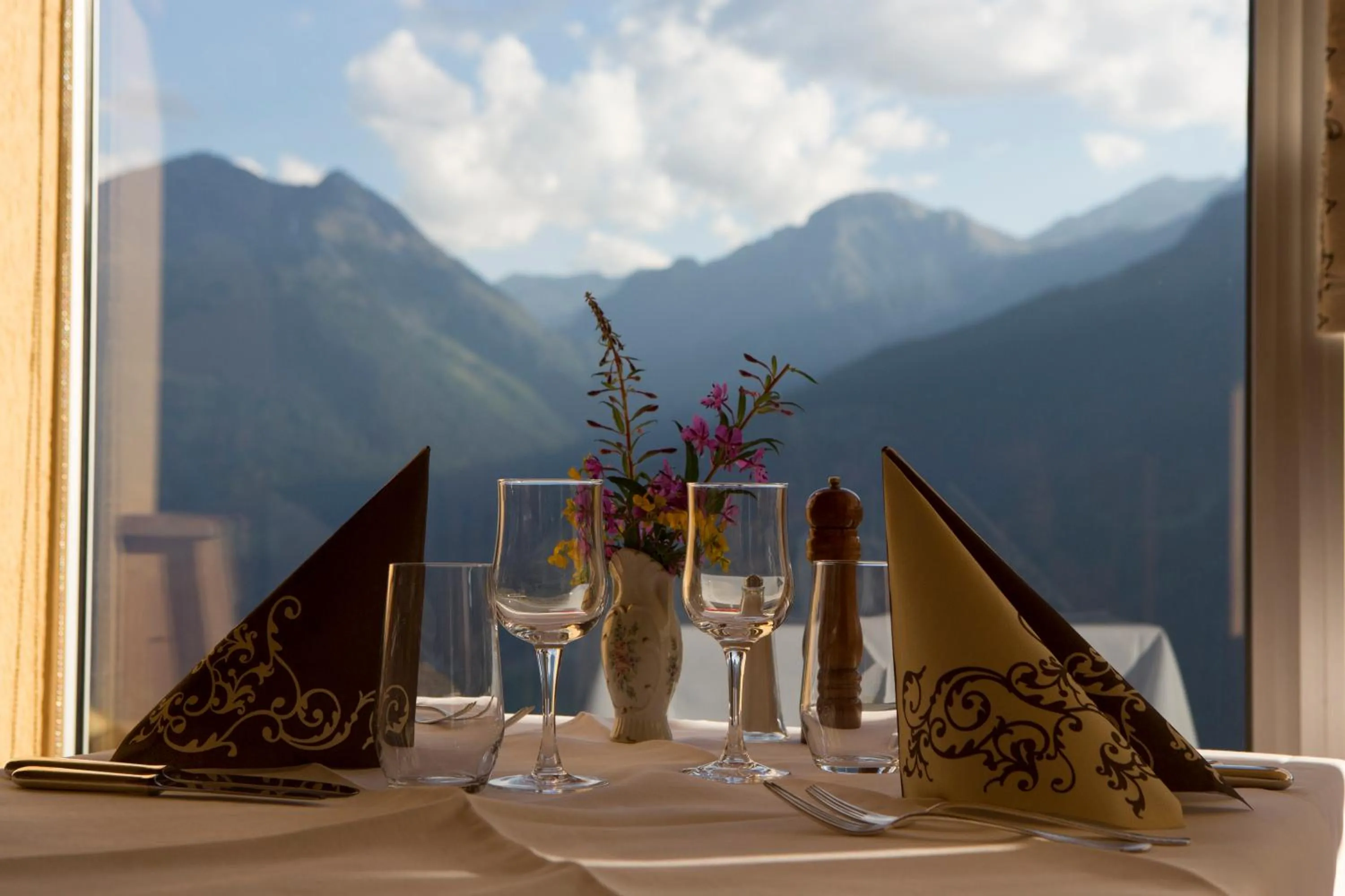 Restaurant/places to eat in Hotel le Beausite