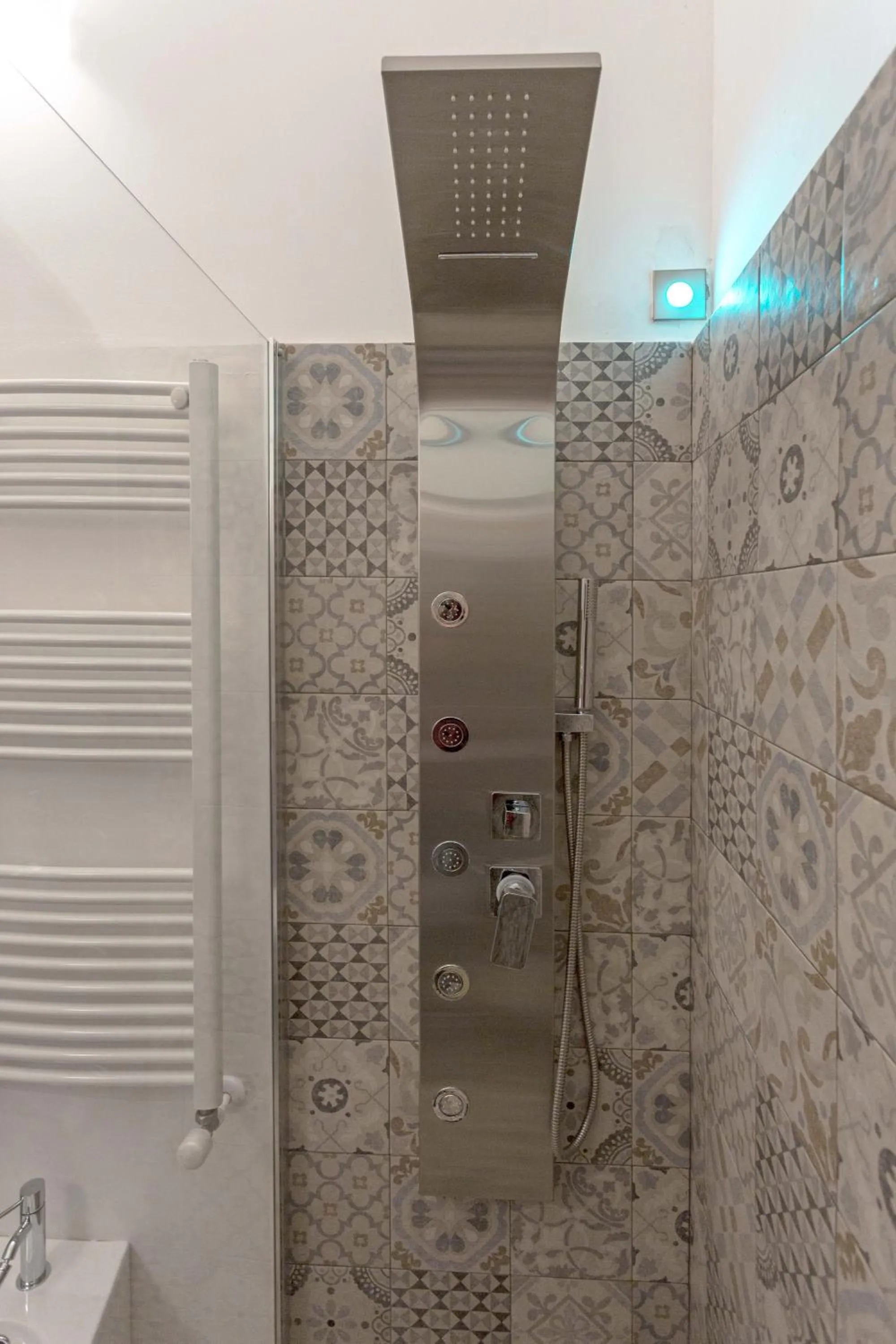 Shower in La Loggia dei Raynò