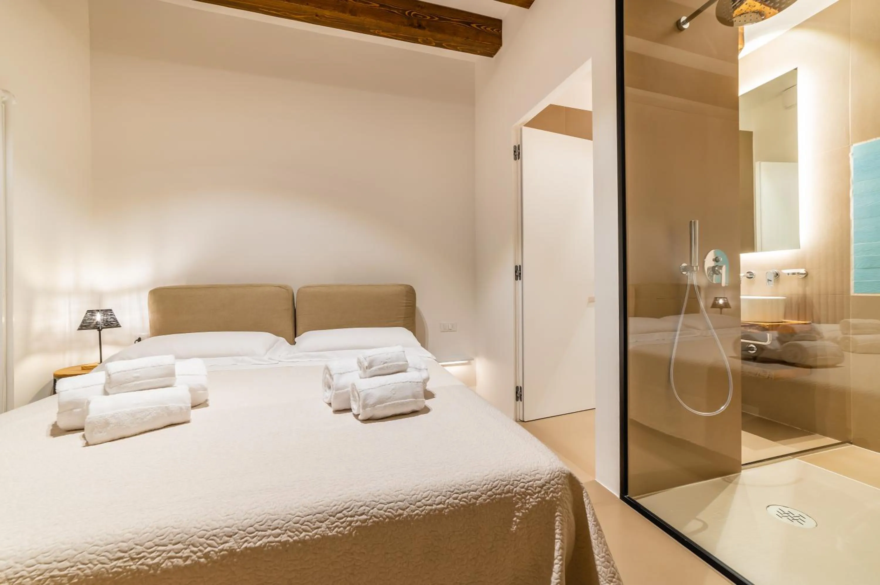 Photo of the whole room, Bed in B&B A C-Caste