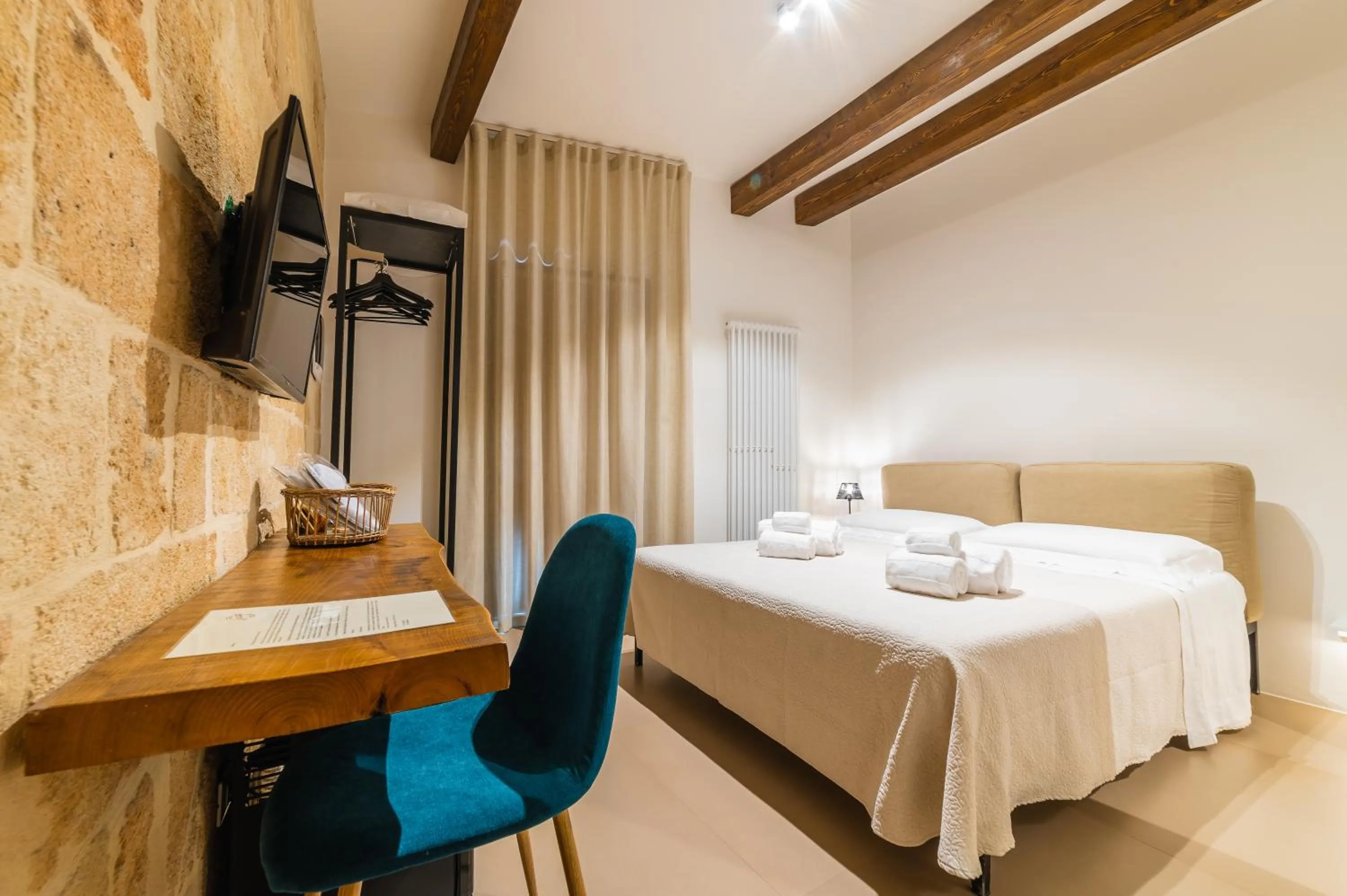 Photo of the whole room, Bed in B&B A C-Caste