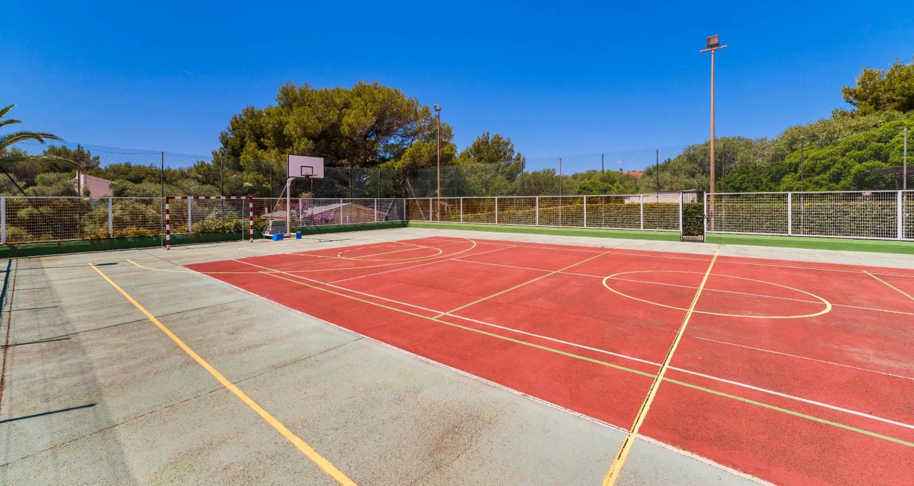 Tennis court in Globales Cala'n Blanes