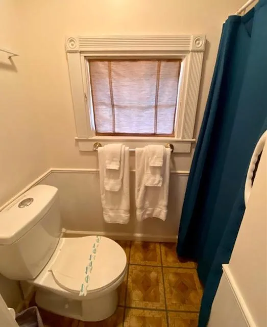 Bathroom in Rock Cottage Gardens B&B
