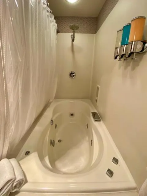 Hot Tub in Rock Cottage Gardens B&B