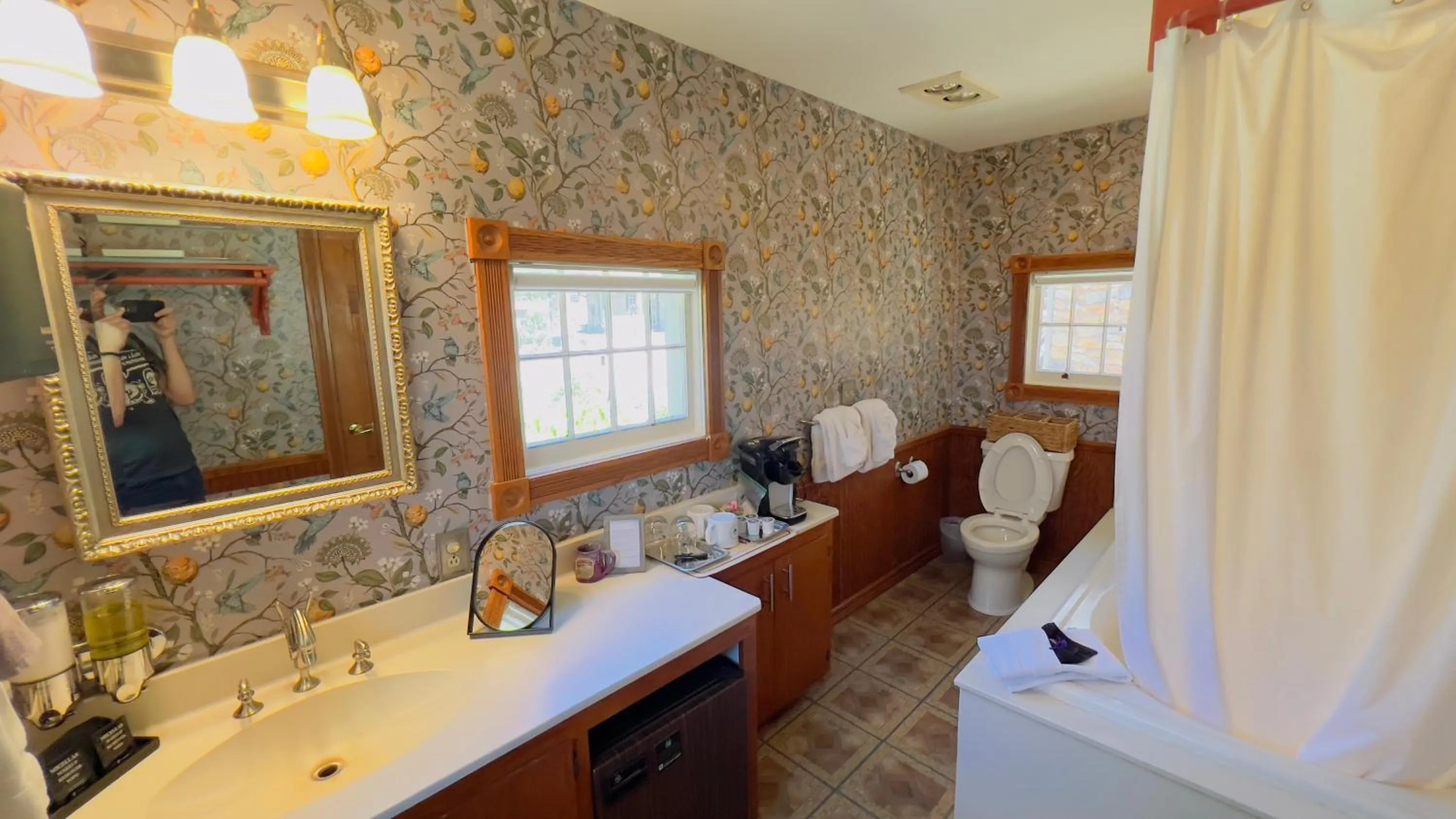 Bathroom in Rock Cottage Gardens B&B