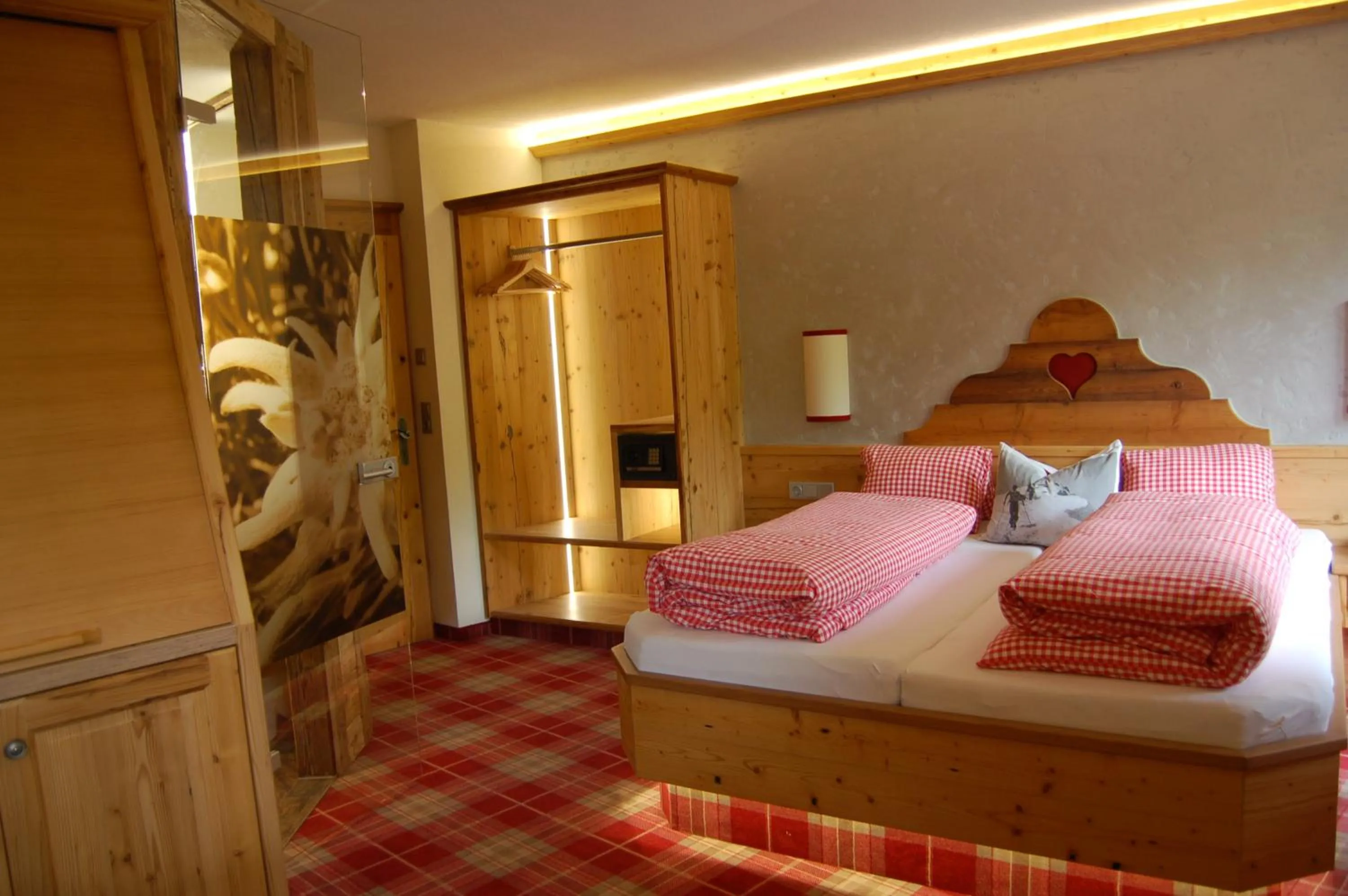 Bedroom, Bed in Hotel Schweizerhof