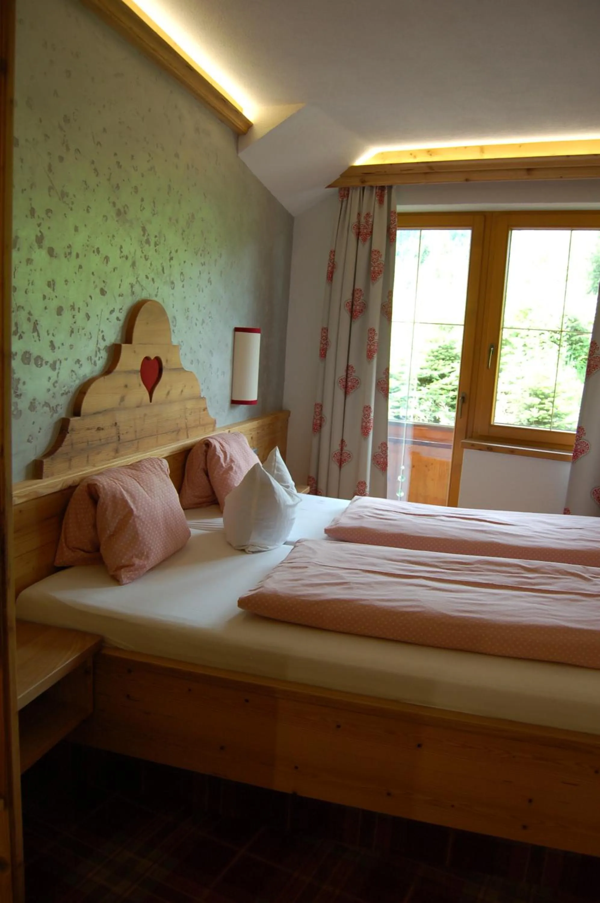 Bed in Hotel Schweizerhof