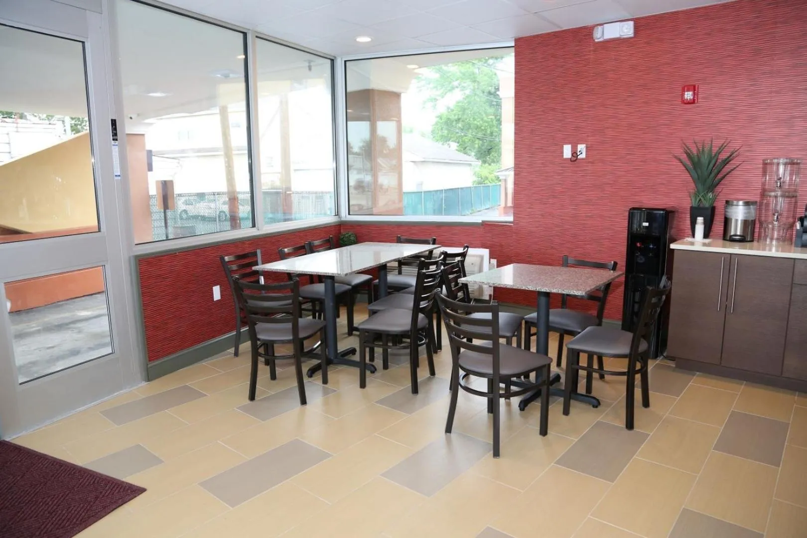 Lounge or bar in Red Carpet Inn Elmwood