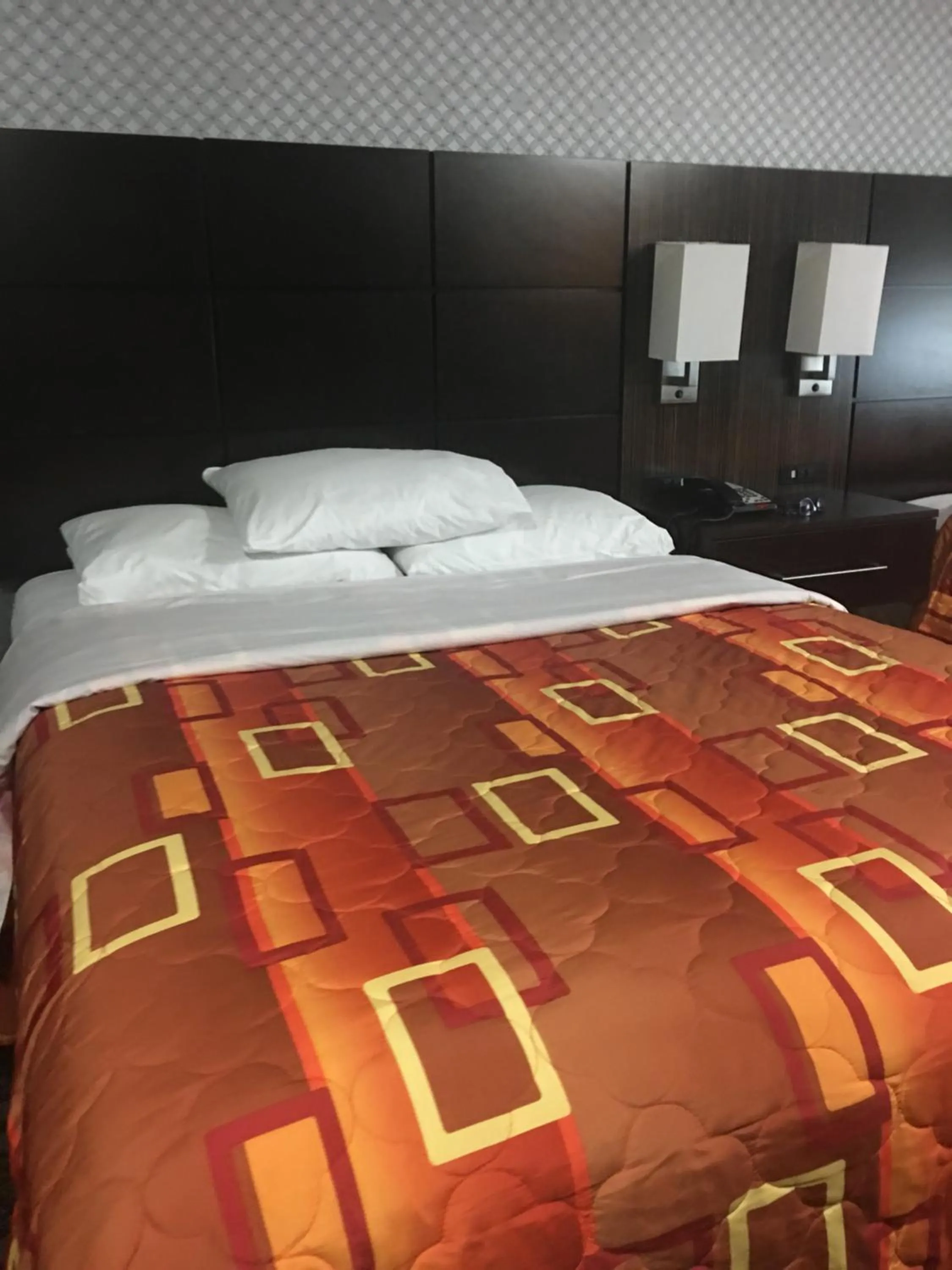 Bedroom, Bed in Red Carpet Inn Elmwood