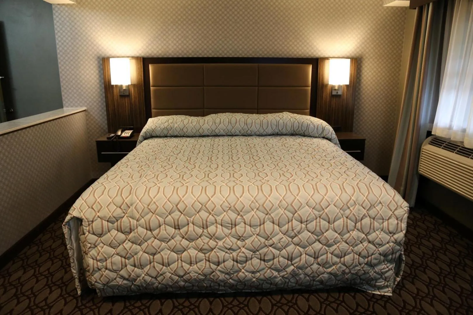 Bedroom, Bed in Red Carpet Inn Elmwood