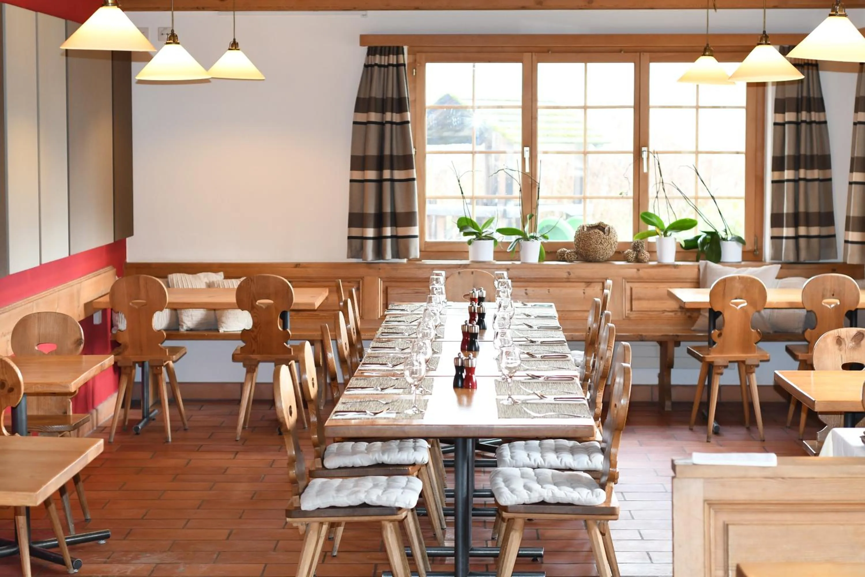 Restaurant/places to eat in Hotel Ucliva