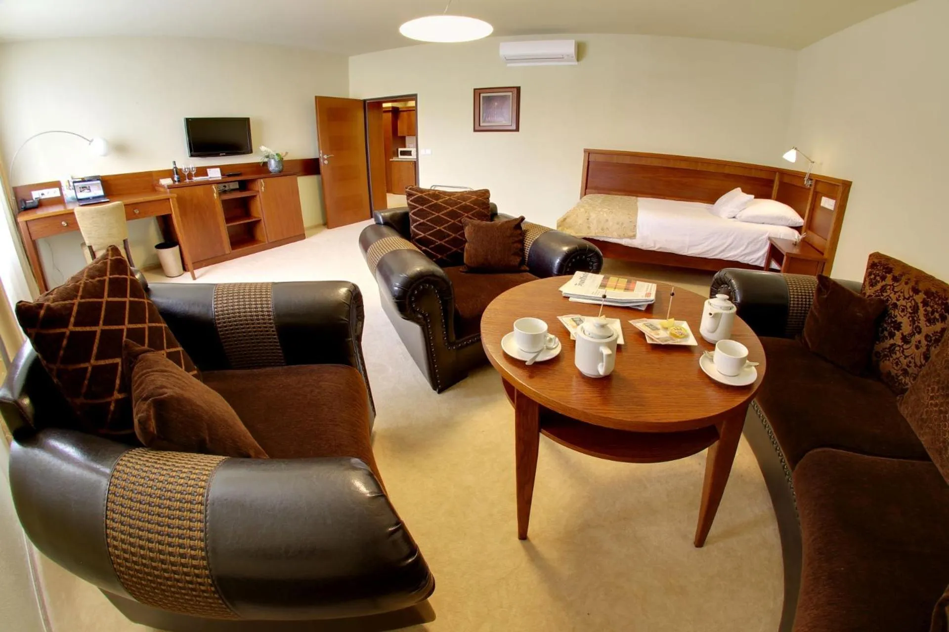 Living room, Bed in Hotel Baltaci Atrium