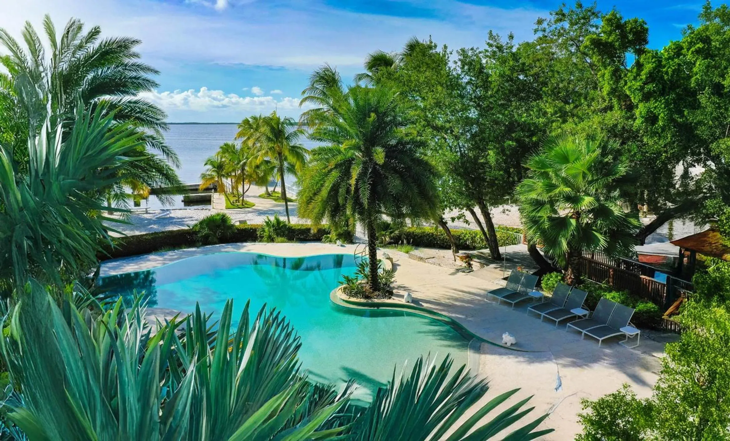 Pool view in Largo Resort