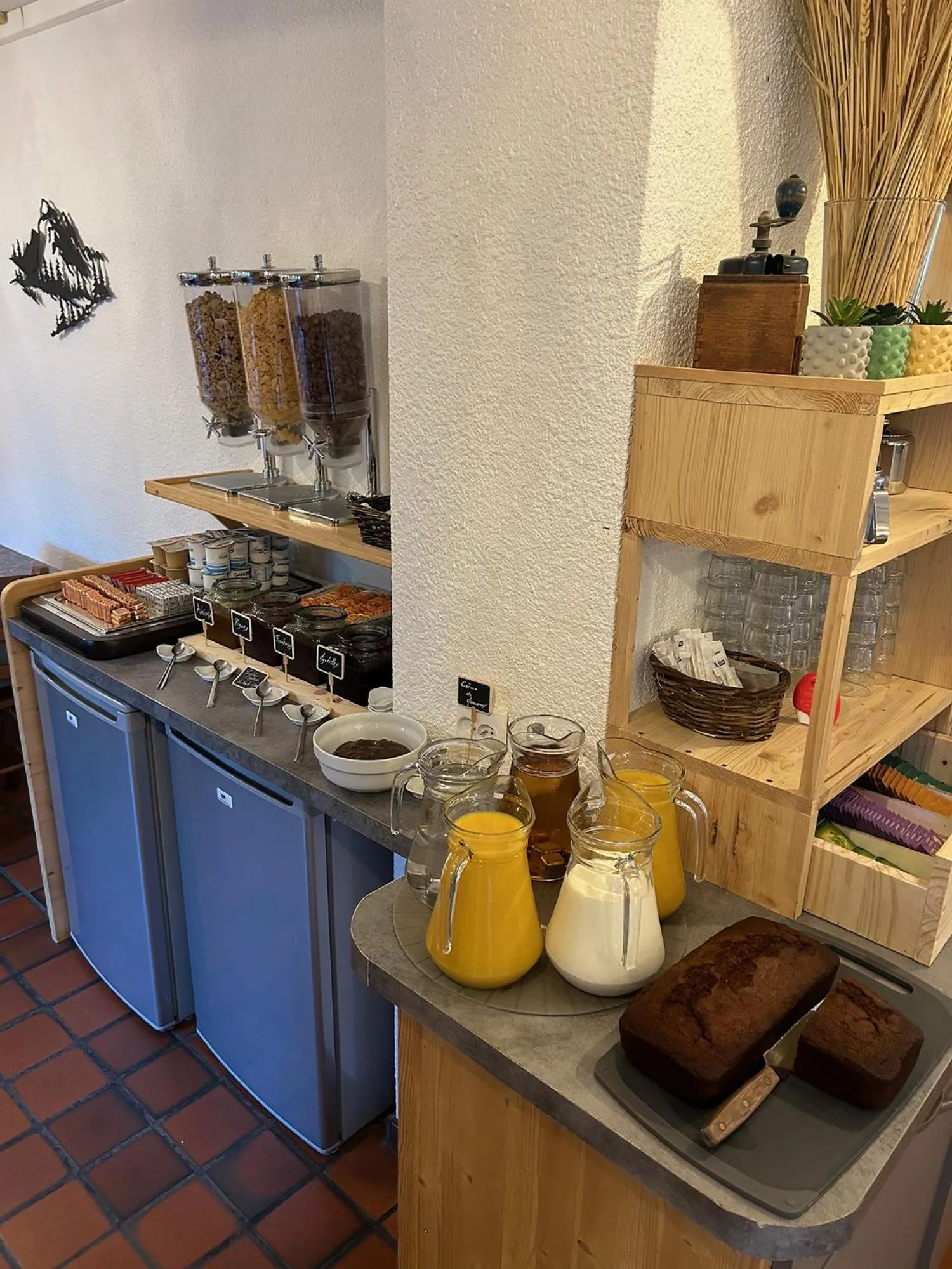 Breakfast in Hôtel Résidence Les Colchiques