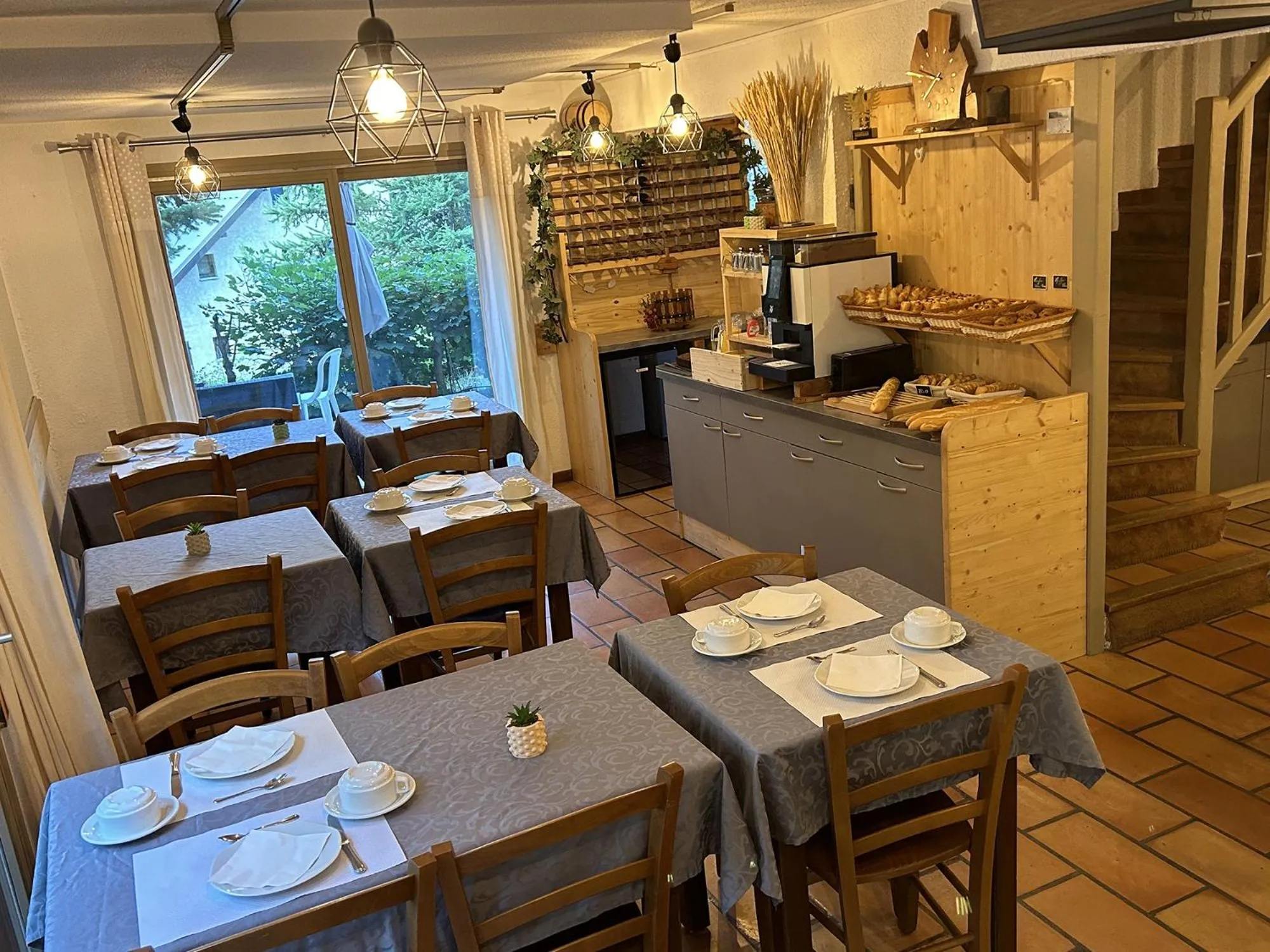 Breakfast in Hôtel Résidence Les Colchiques