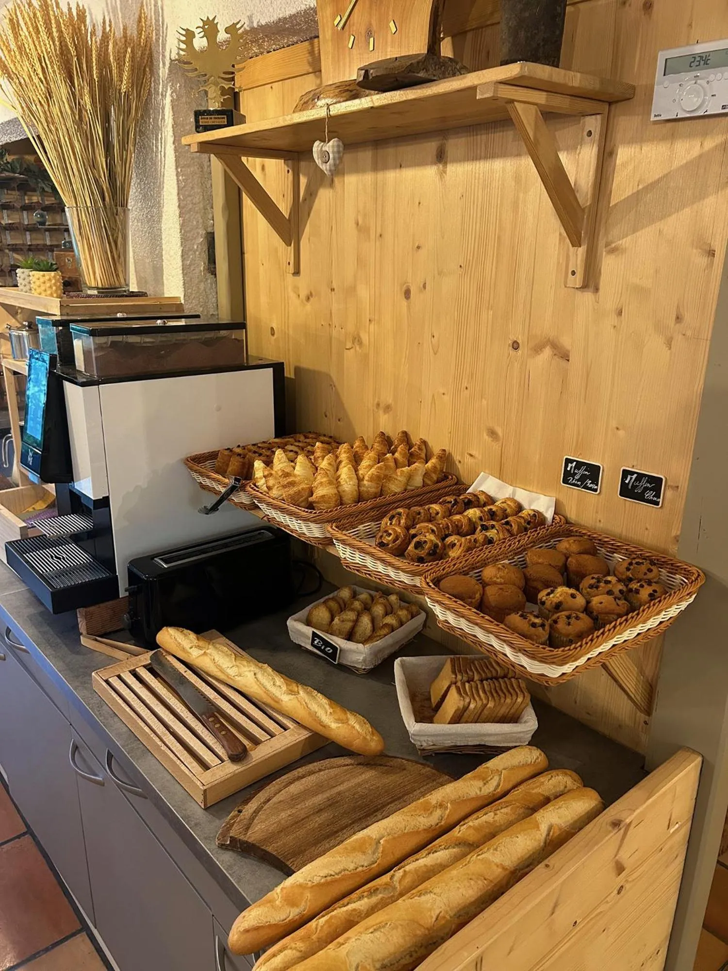 Continental breakfast in Hôtel Résidence Les Colchiques