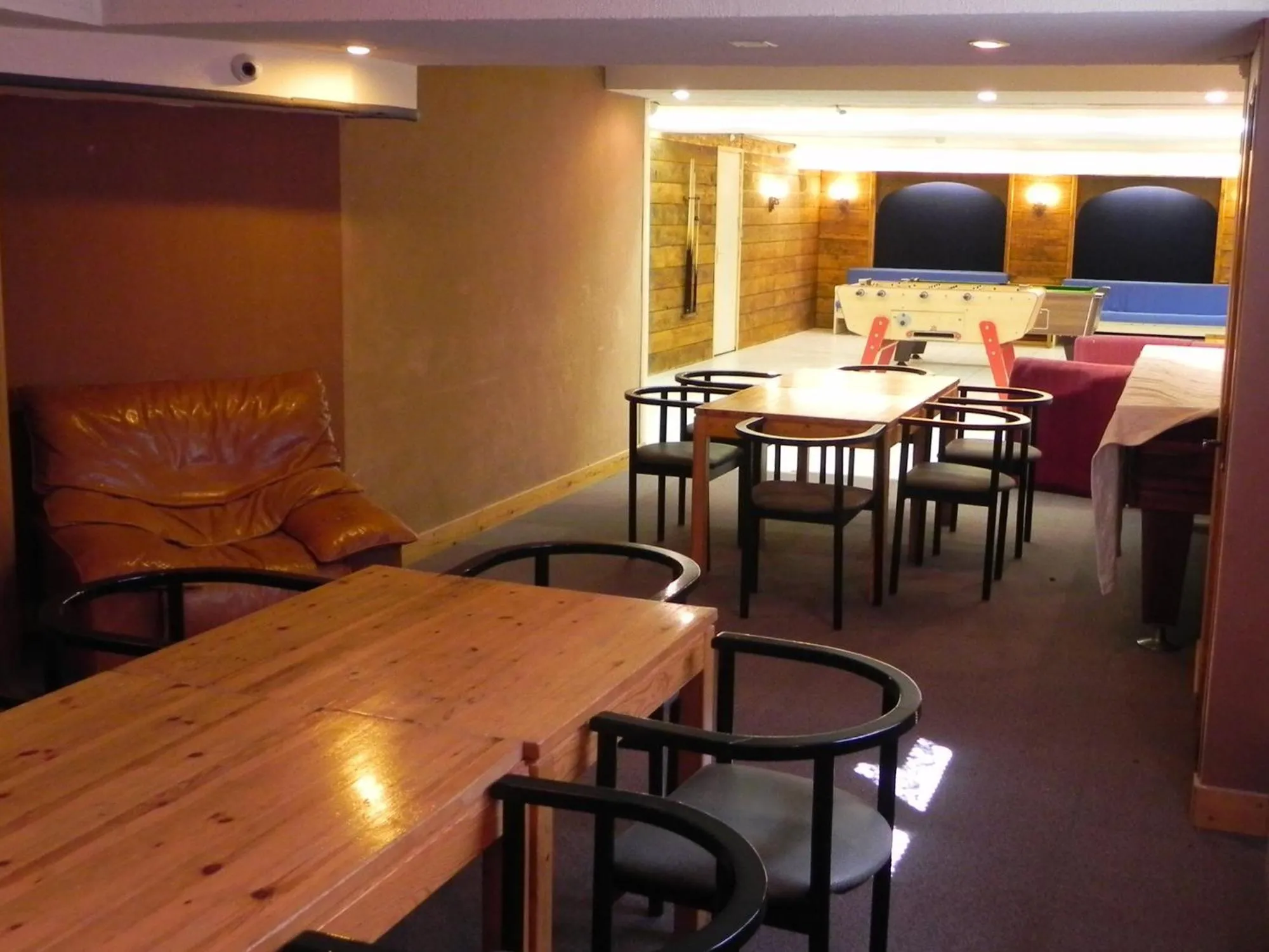 Communal lounge/ TV room in Hôtel Résidence Les Colchiques