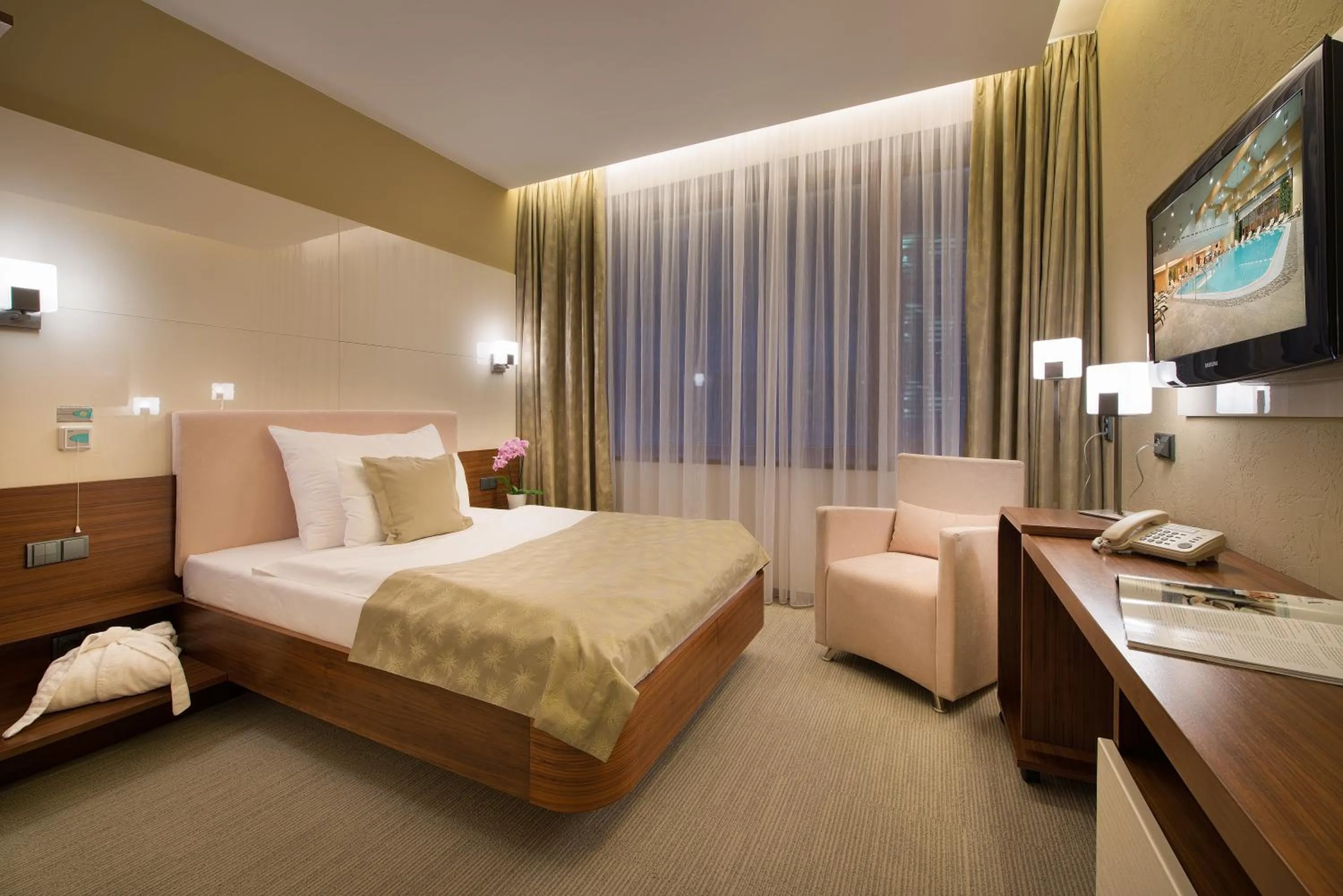 TV and multimedia, Bed in Wellness Hotel Diamant
