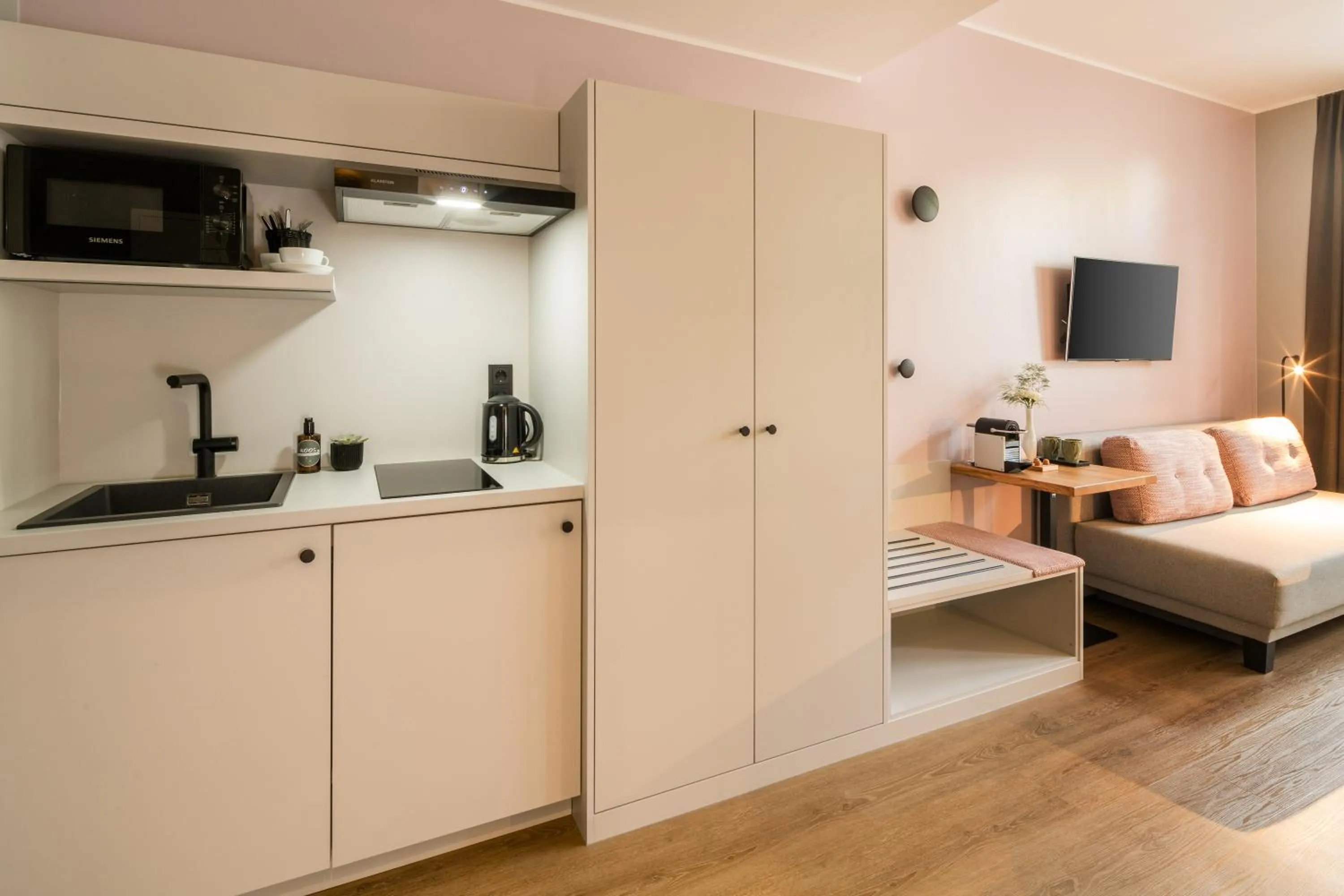 Kitchen or kitchenette, Bed in KOOS Hotel&Apartments - City Aparthotel
