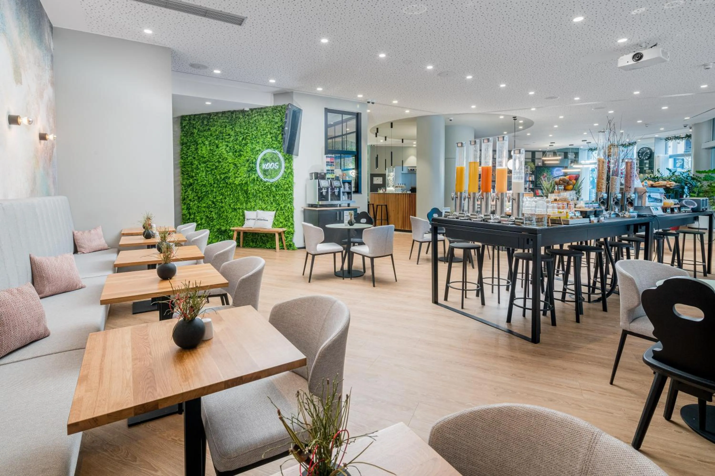 Restaurant/places to eat in KOOS Hotel&Apartments - City Aparthotel