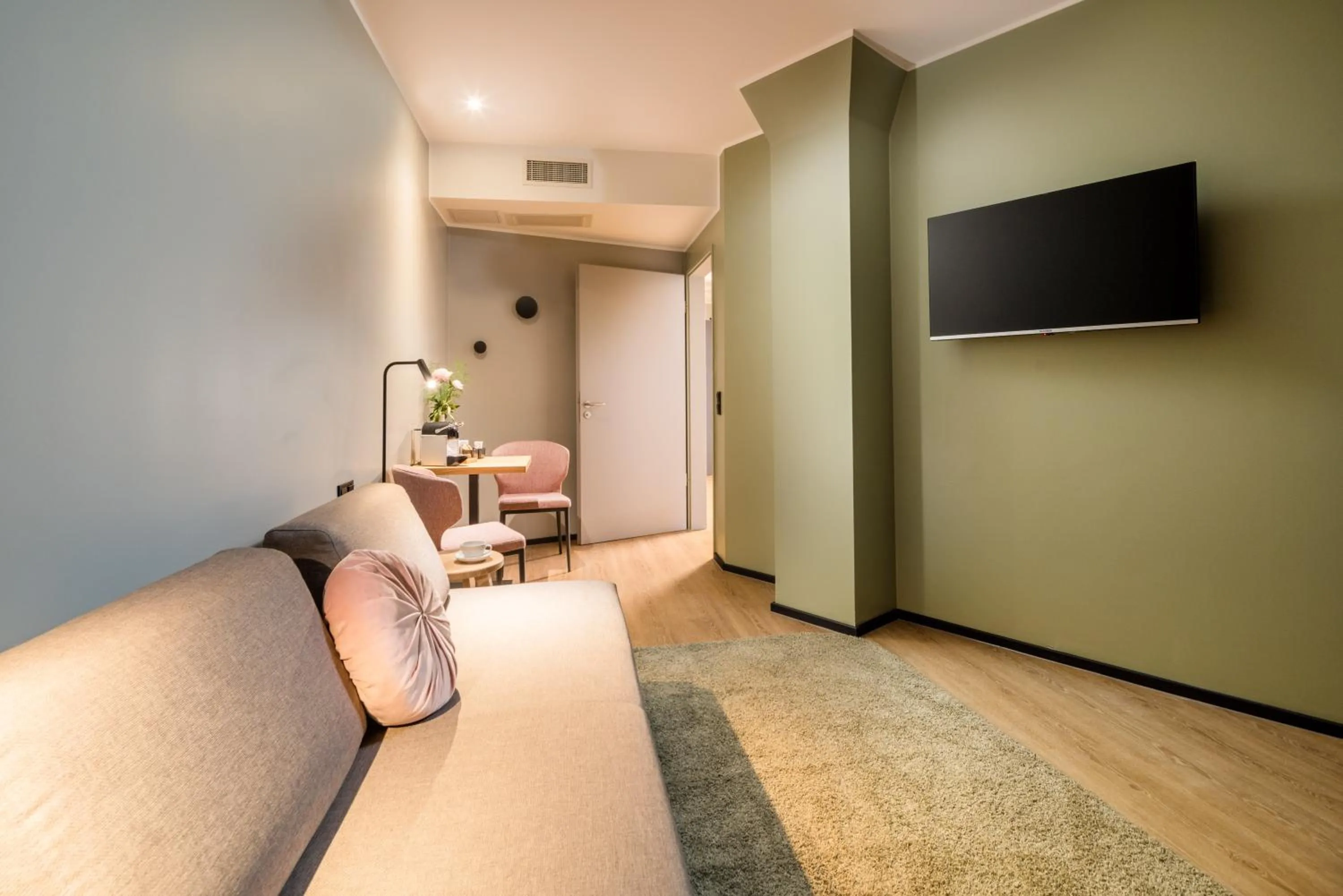 TV and multimedia in KOOS Hotel&Apartments - City Aparthotel