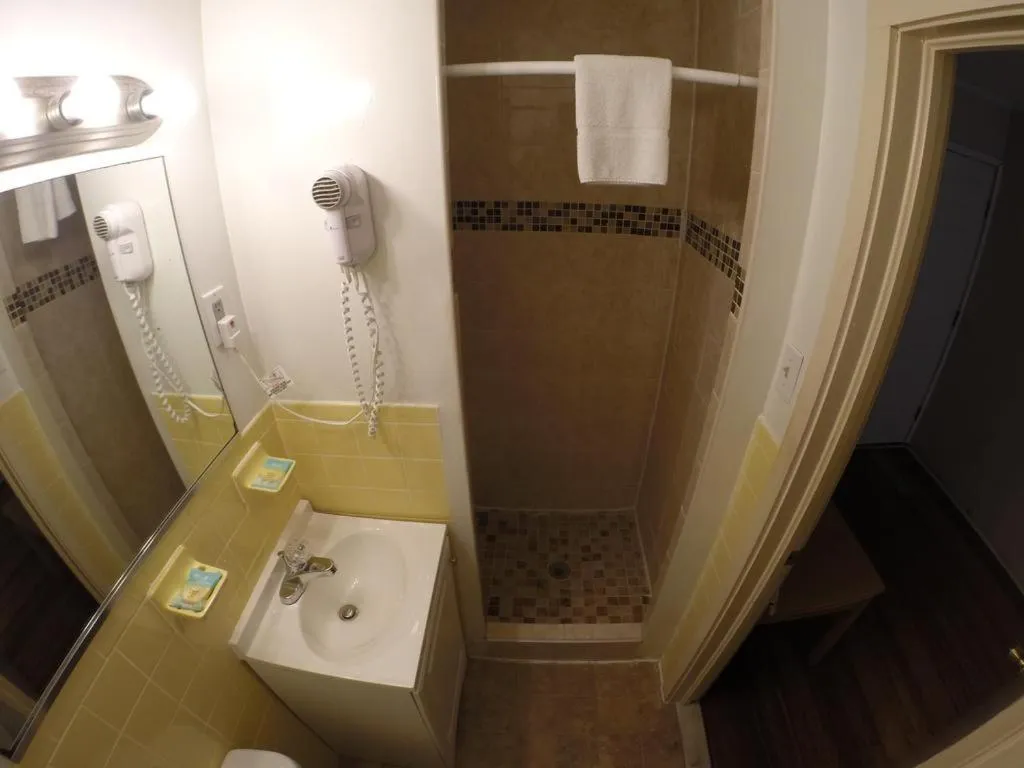 Bathroom in Kings Arms Motel