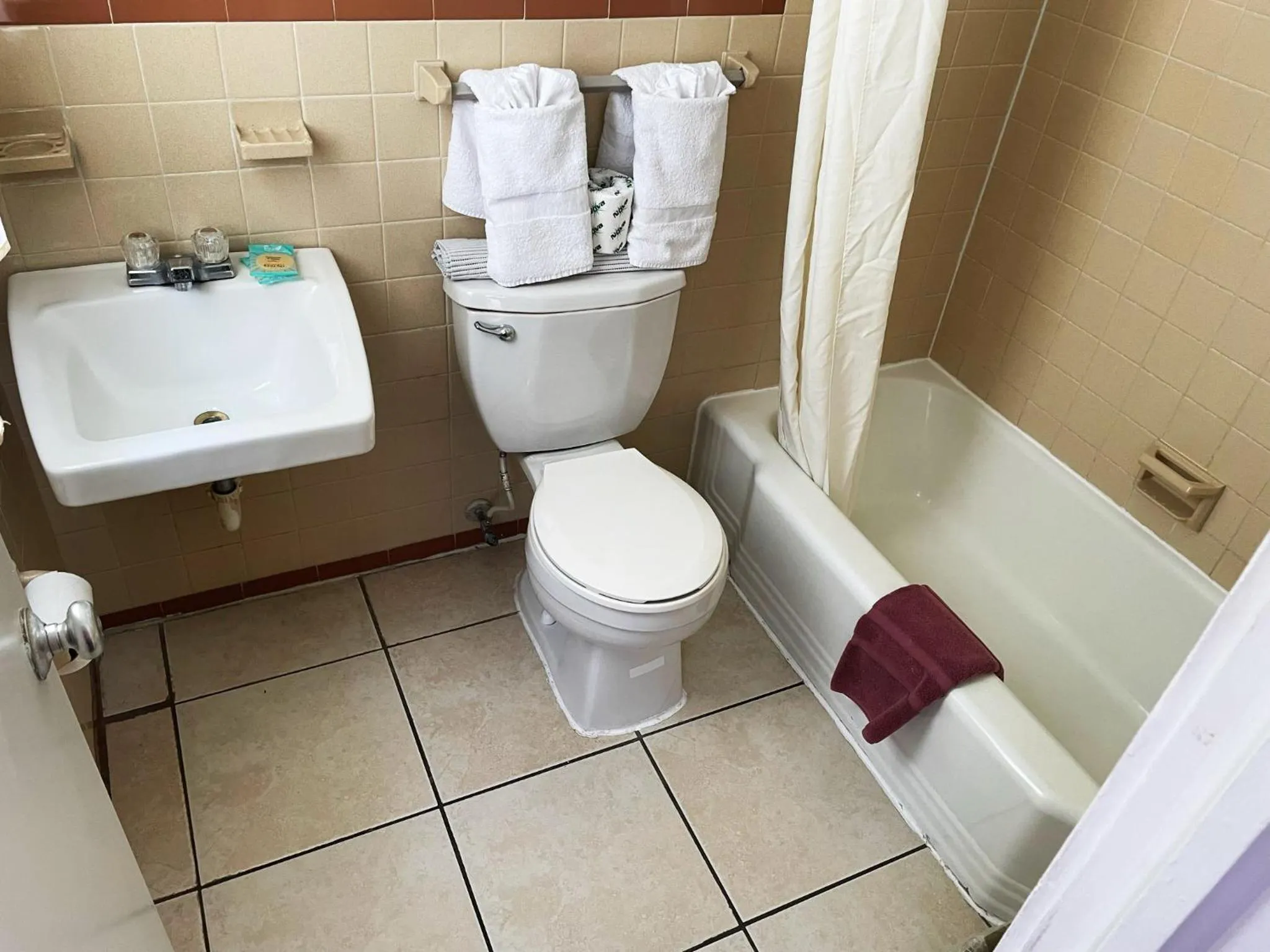 Bathroom in Kings Arms Motel