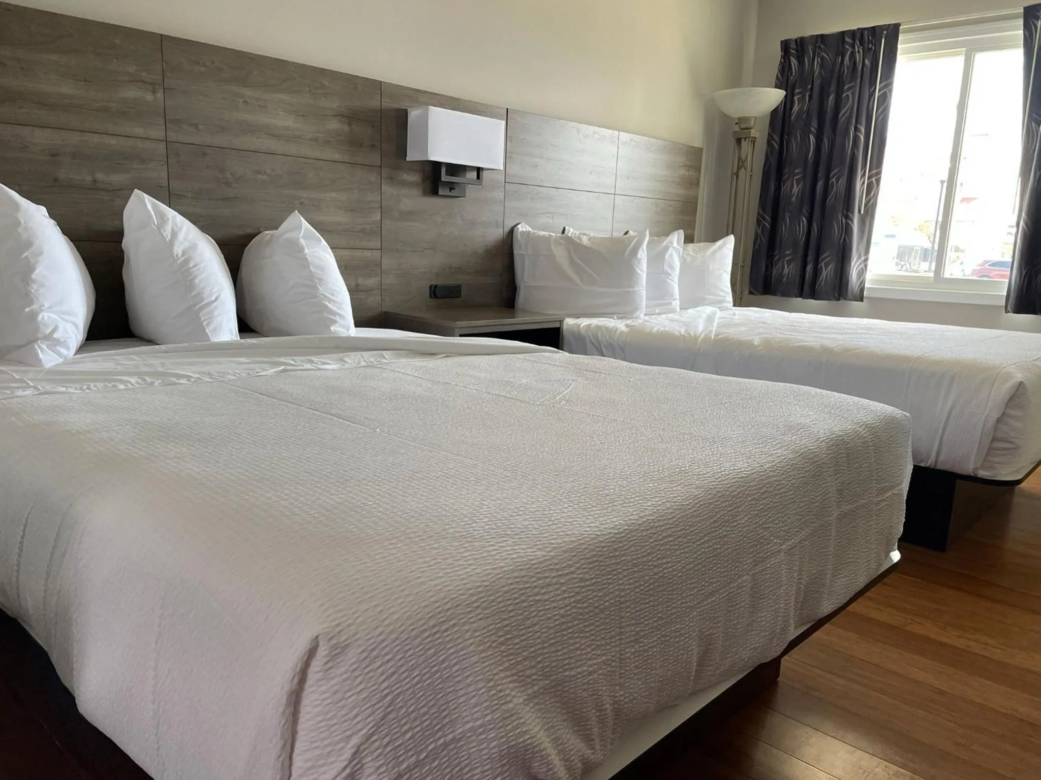 Bed in Kings Arms Motel