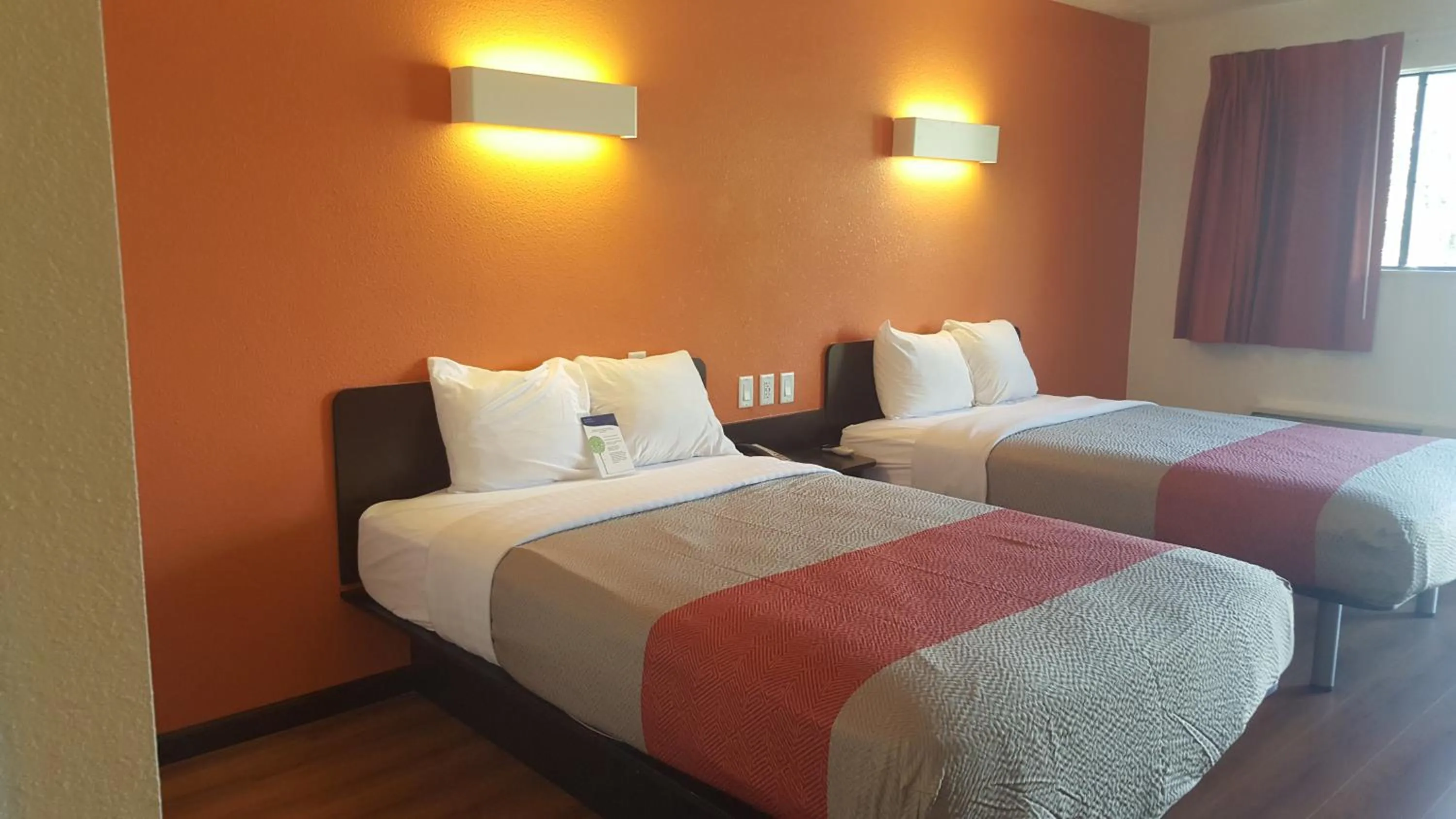 Photo of the whole room, Bed in Motel 6-Columbus, OH - OSU