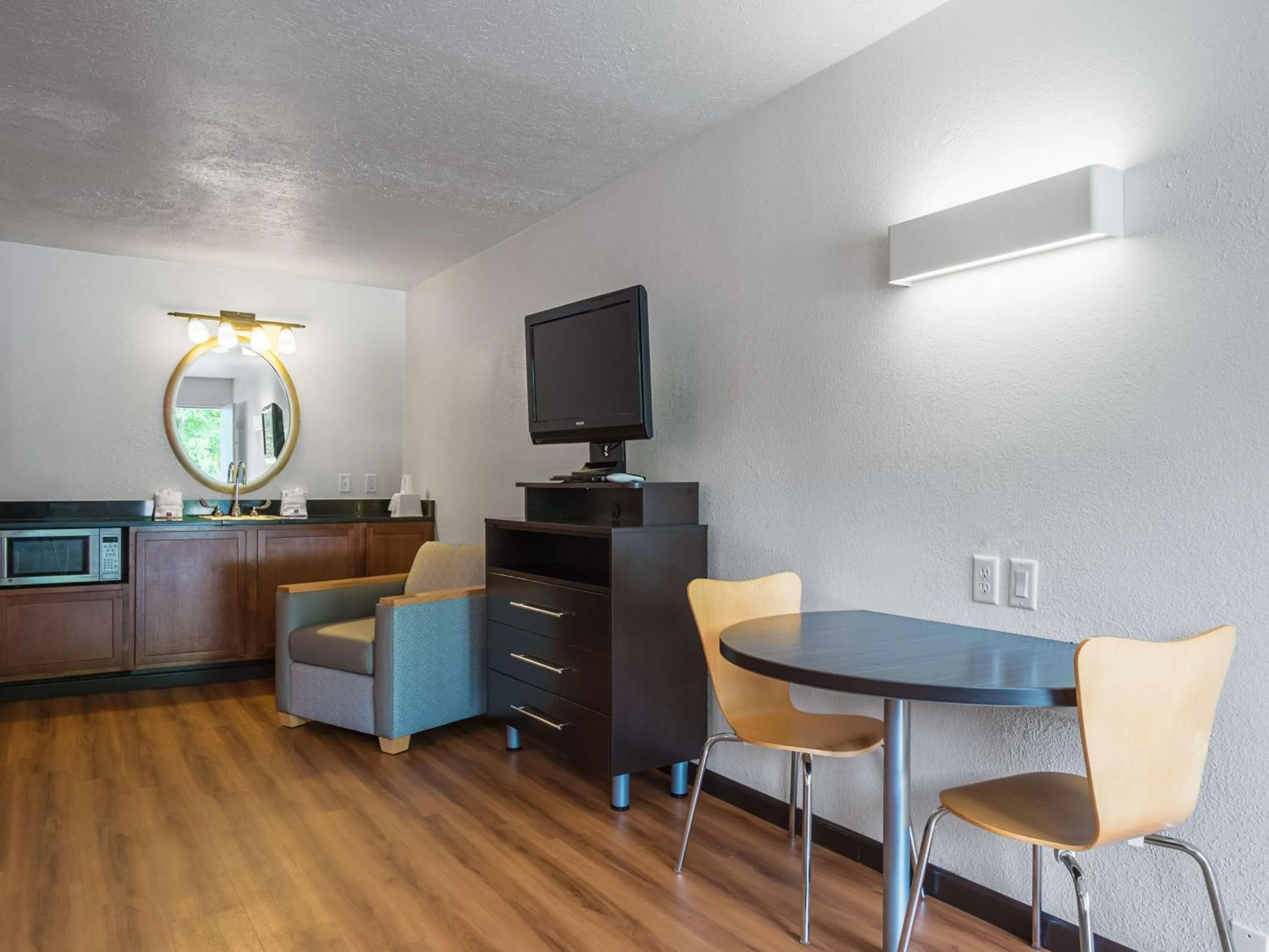 Photo of the whole room in Motel 6-Columbus, OH - OSU