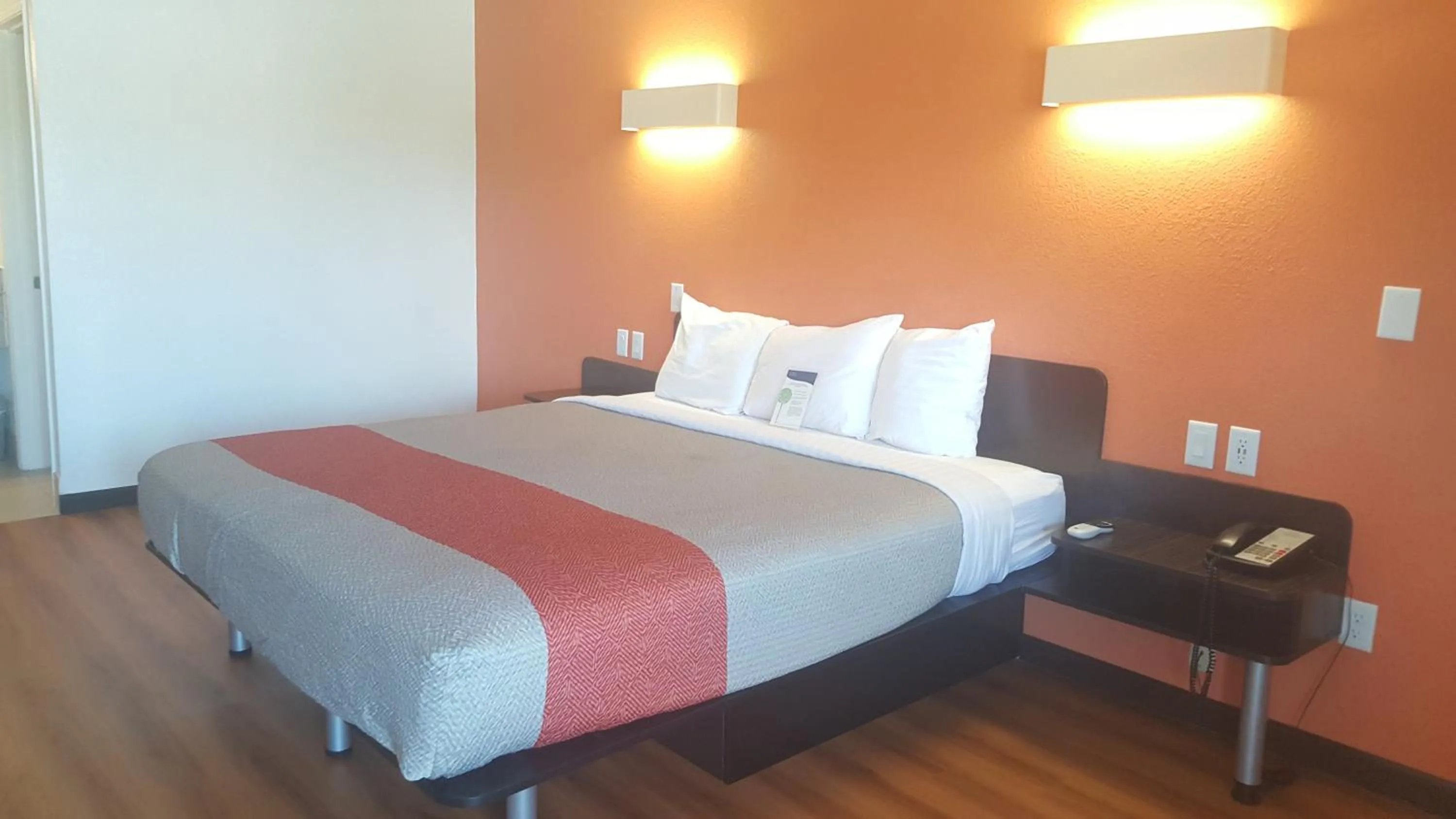 Photo of the whole room, Bed in Motel 6-Columbus, OH - OSU