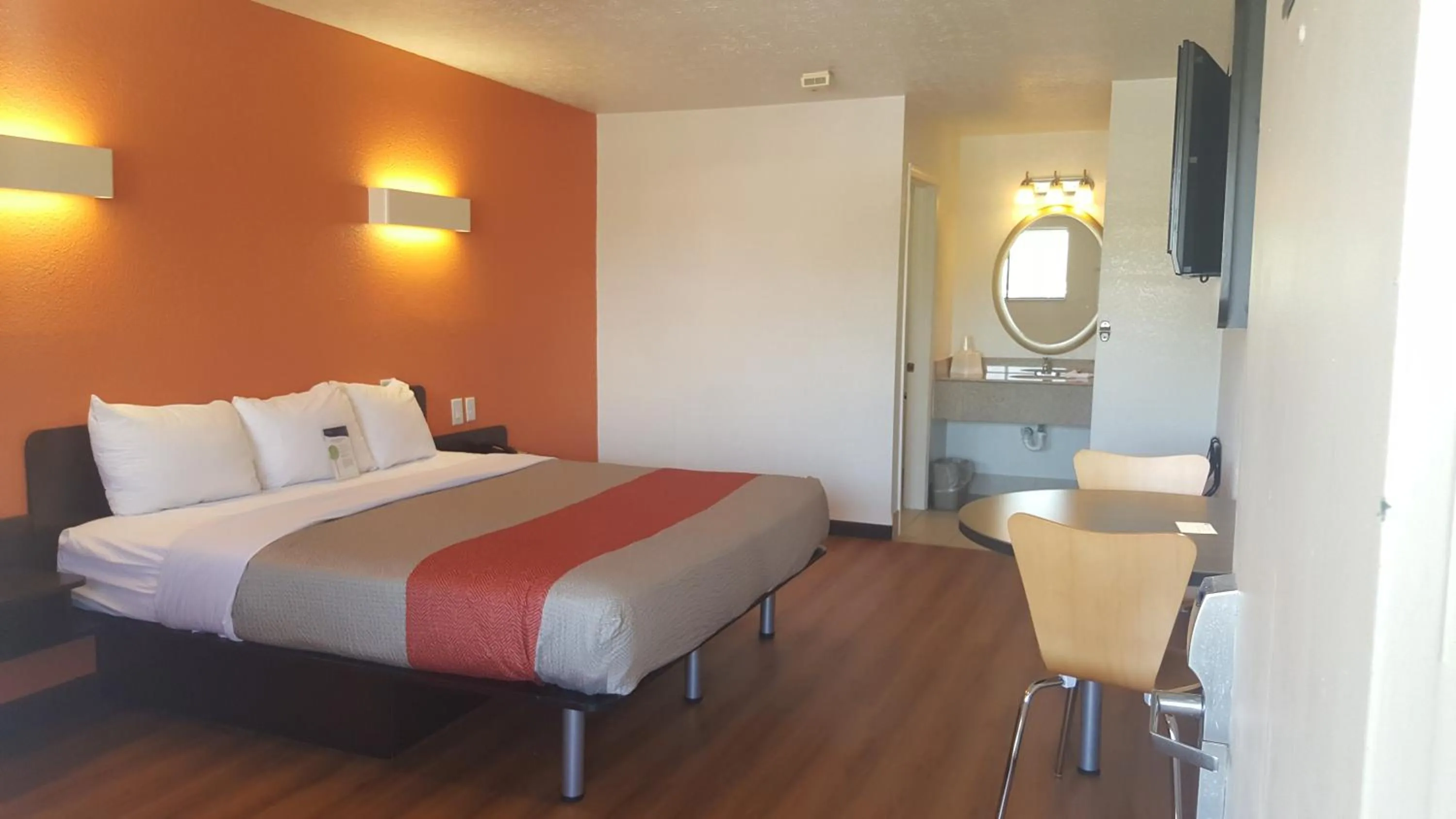 Photo of the whole room, Bed in Motel 6-Columbus, OH - OSU