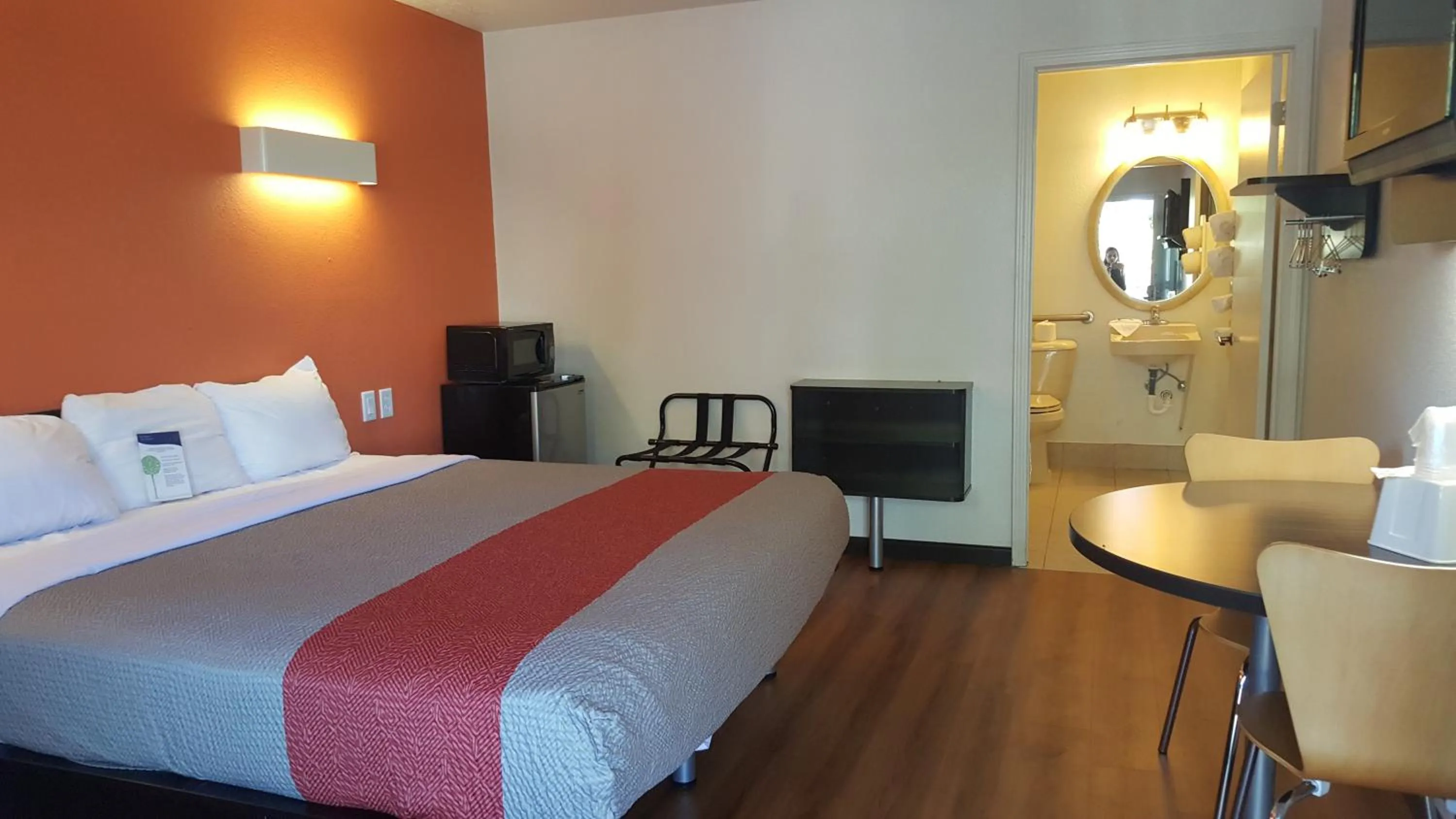 Bathroom, Bed in Motel 6-Columbus, OH - OSU