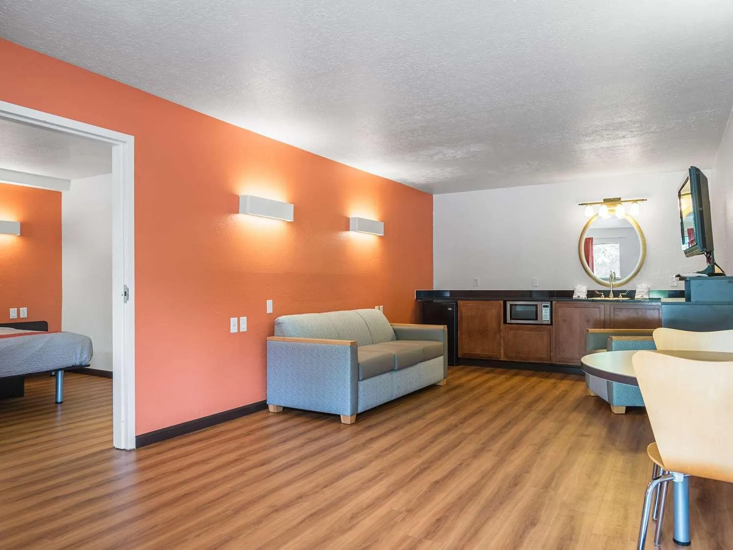 Living room in Motel 6-Columbus, OH - OSU