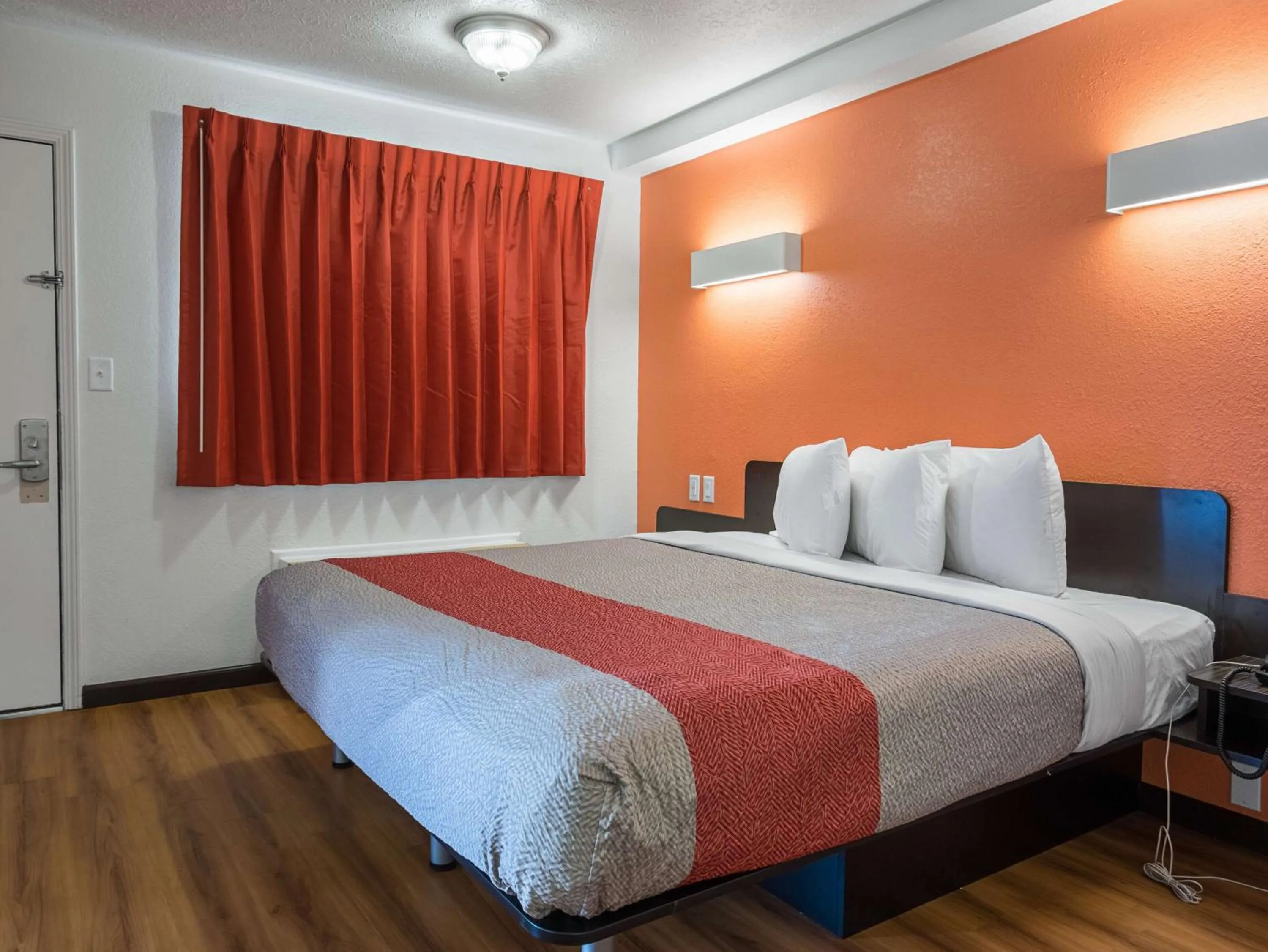 Bedroom, Bed in Motel 6-Columbus, OH - OSU