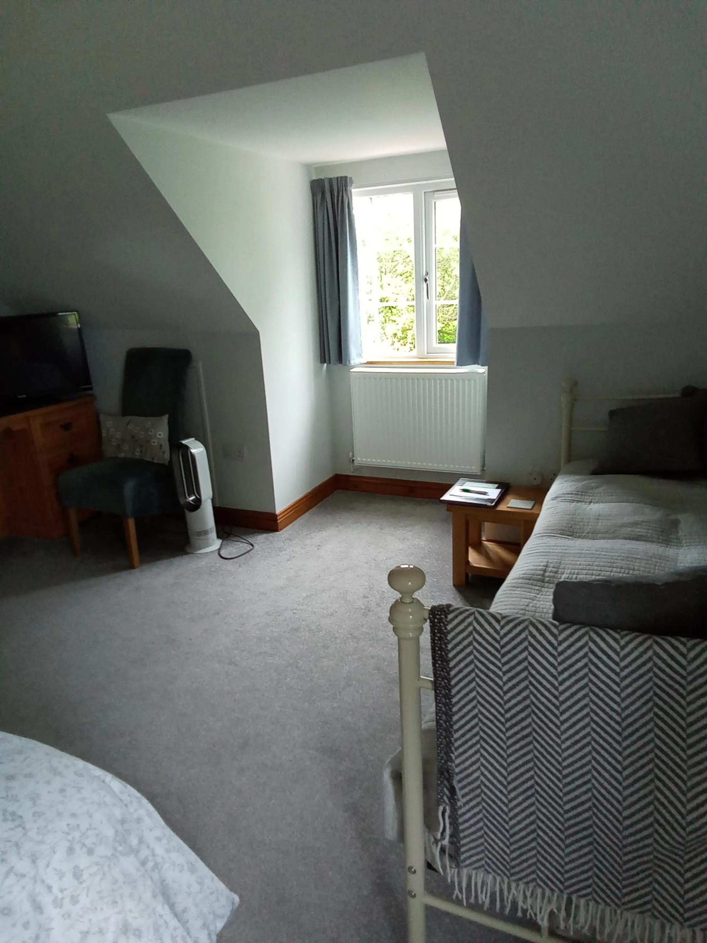 Photo of the whole room, Bed in White Cottage B and B