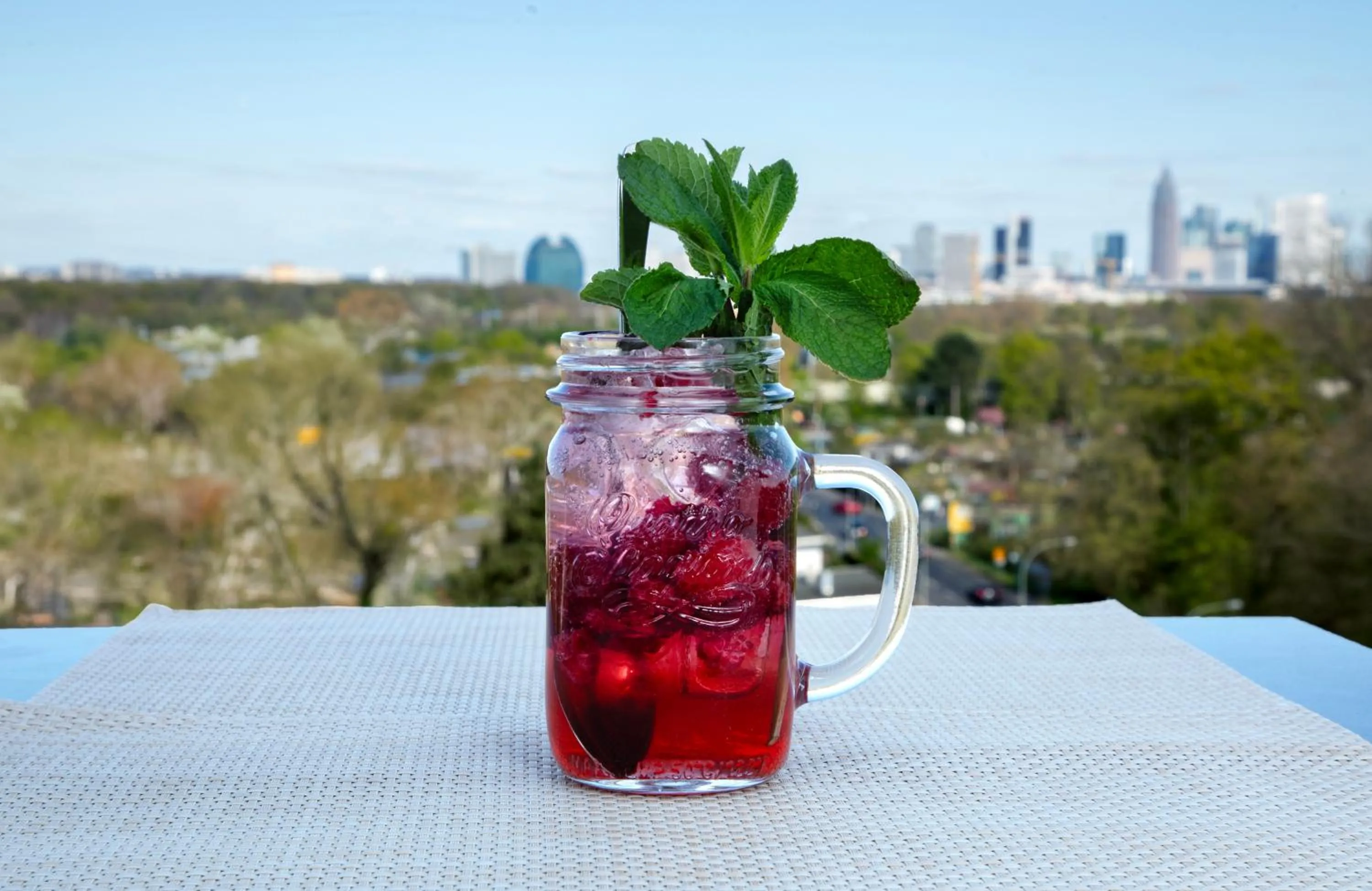 Lounge or bar in SOALTEE Hotel by Trip Inn Frankfurt Messe Tagungshotel